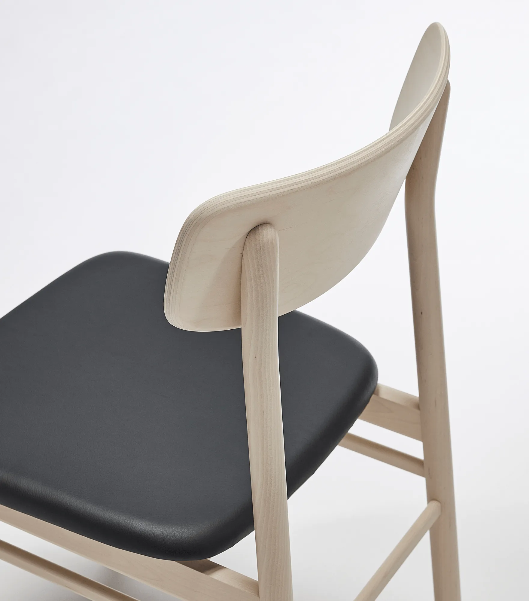 Prima Vista stoel berkenhout lichte matte lak, Leder Elmosoft VII 99001 black Stolab