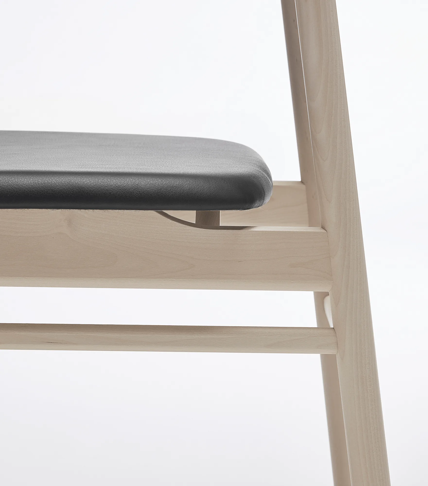 Prima Vista stoel berkenhout lichte matte lak, Leder Elmosoft VII 99001 black Stolab
