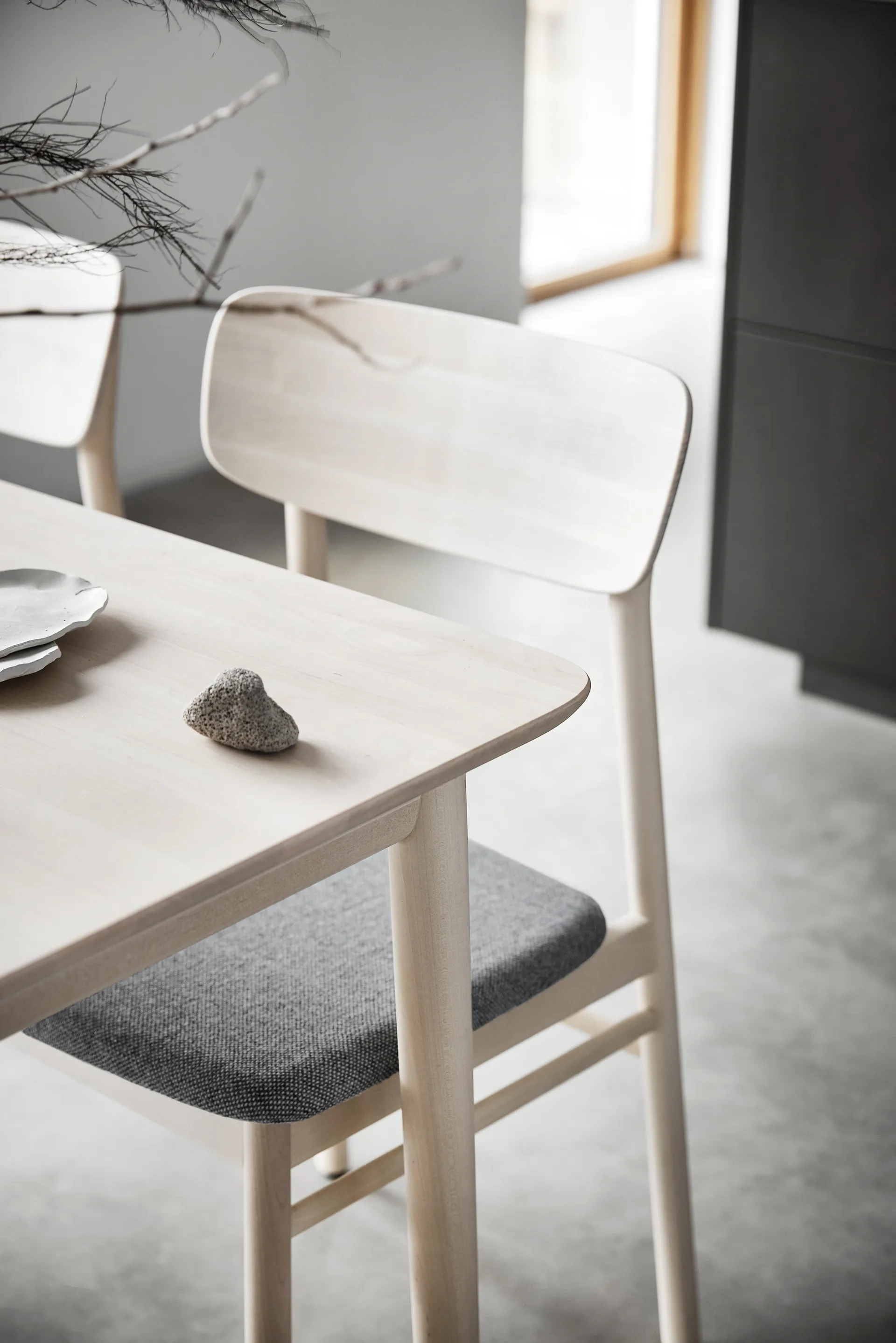 Prima Vista stoel berkenhout lichte matte lak, Stof hallingdaldal 65-130 grijs Stolab