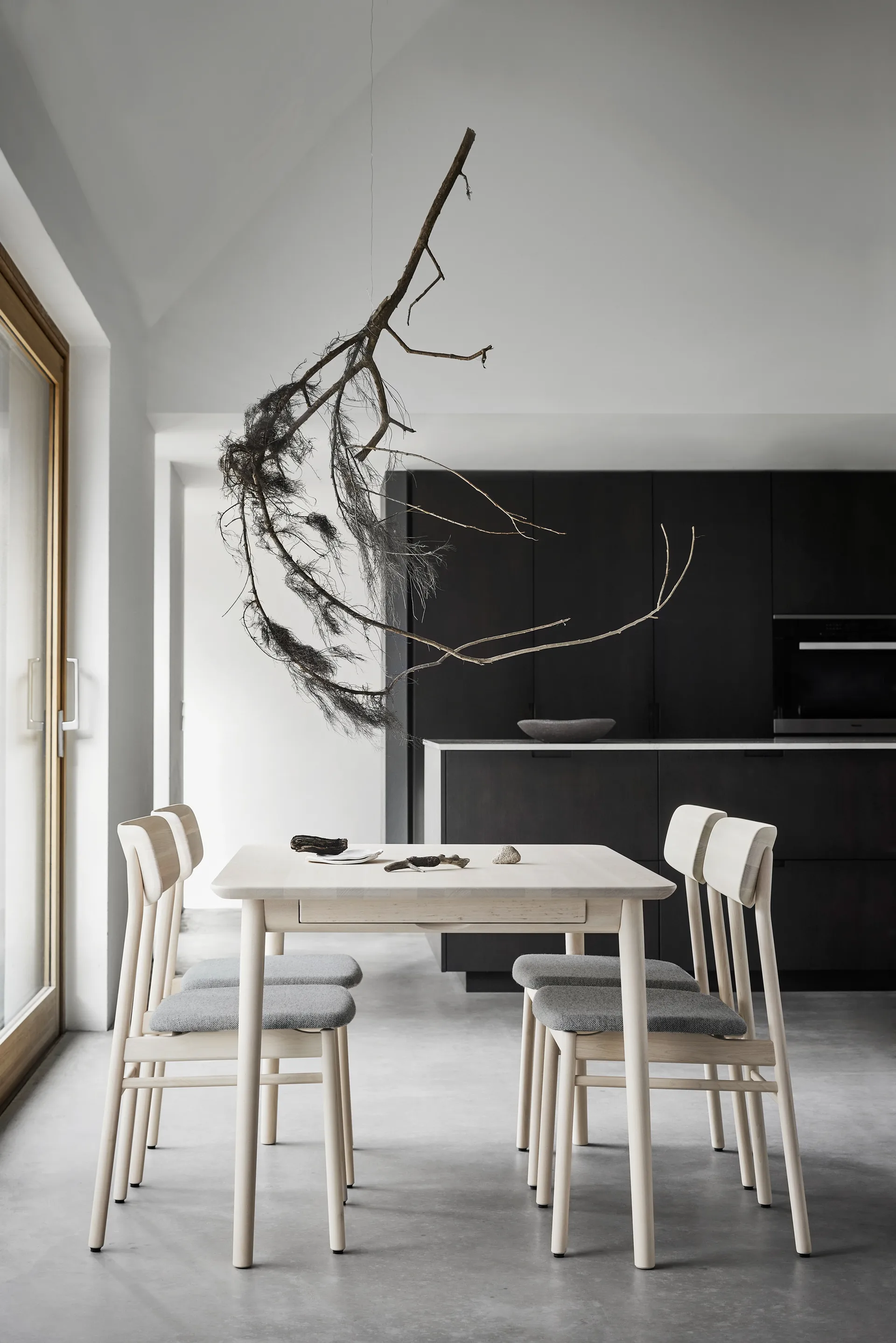 Prima Vista stoel berkenhout lichte matte lak, Stof hallingdaldal 65-130 grijs Stolab