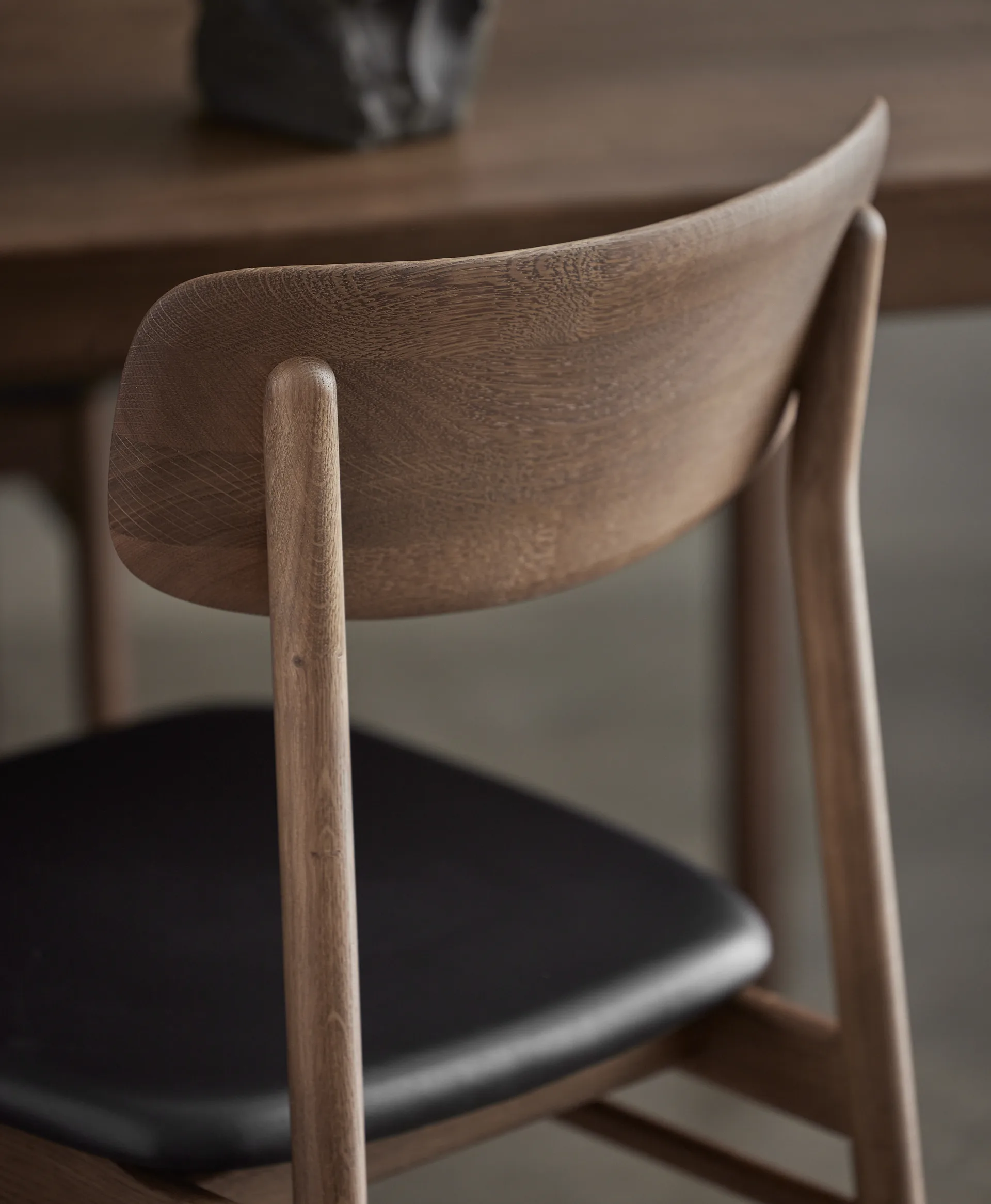Prima Vista stoel eikenhout, Smoked oak-black leather Stolab