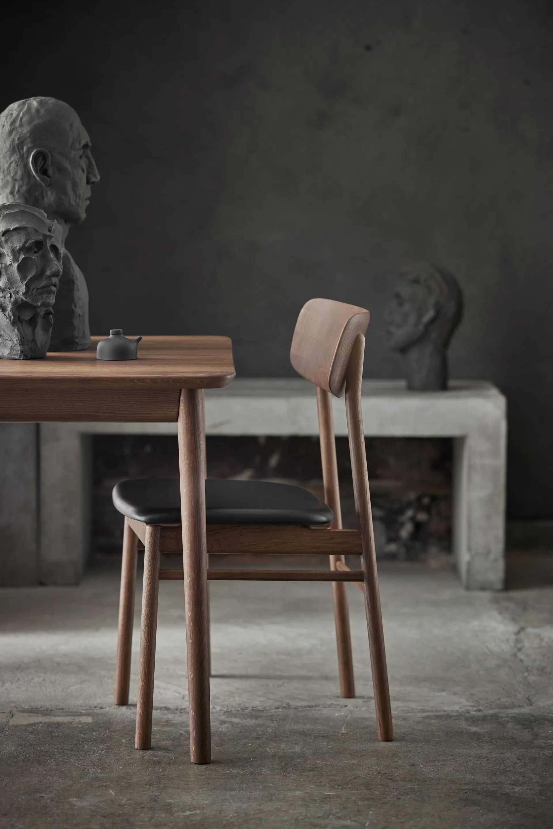 Prima Vista stoel eikenhout, Smoked oak-black leather Stolab