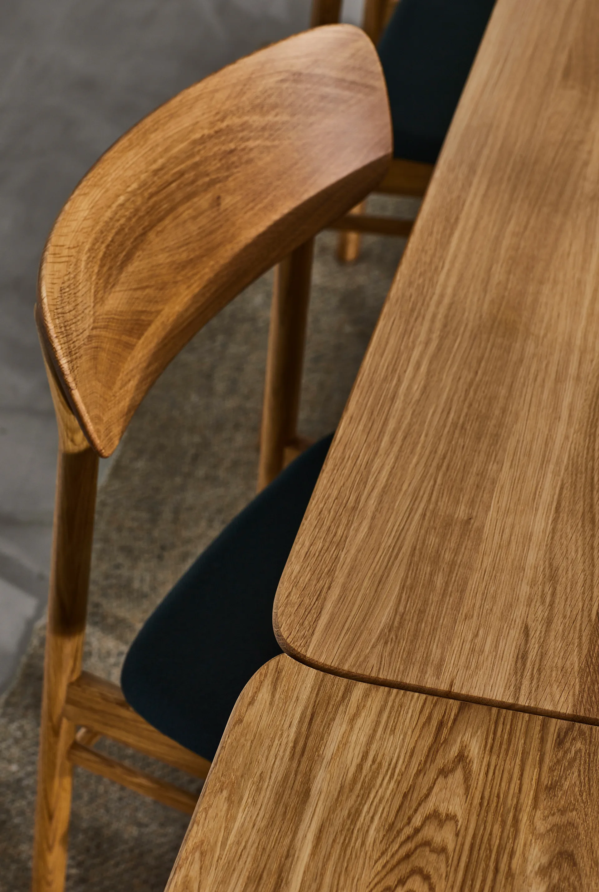 Prima Vista stoel geolied eikenhout, Leer elmotique 99001 zwart Stolab