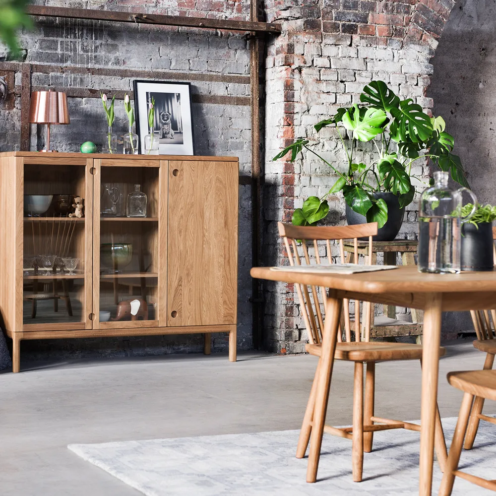 Prio Hoog dressoir, eikenhout naturel olie, glazen deur Stolab