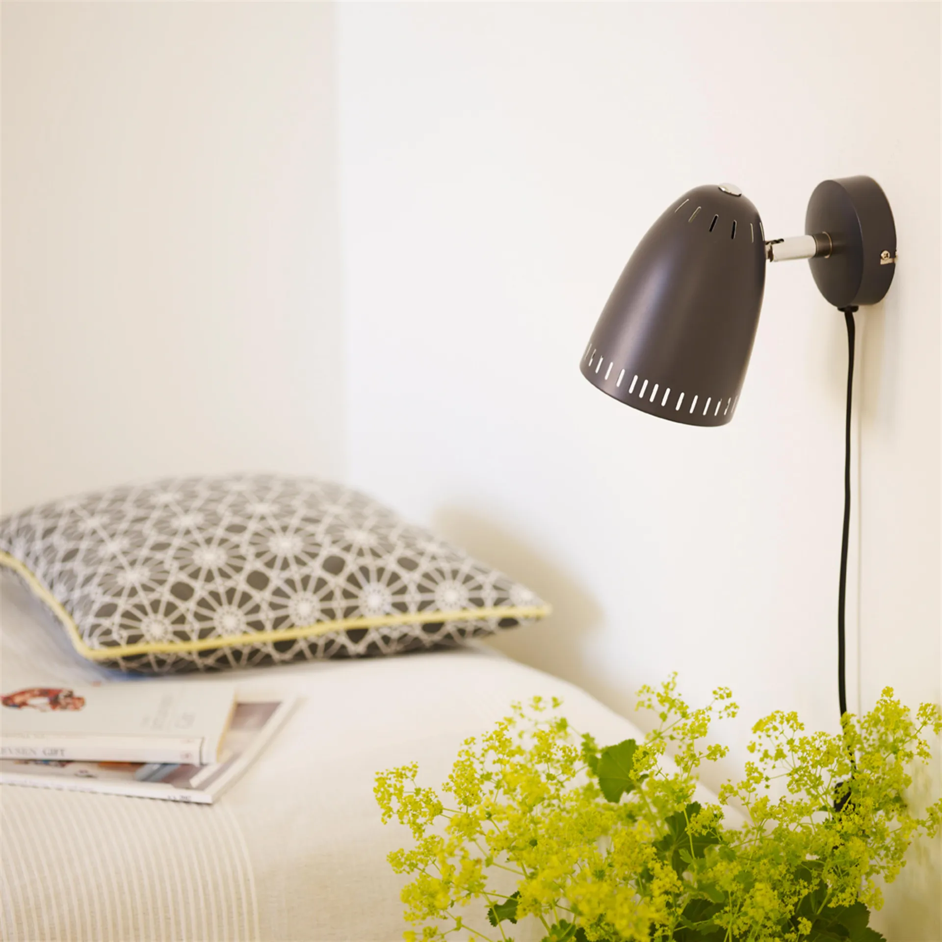 Dynamo wandlamp - korte arm, matt almost black (zwart) Superliving