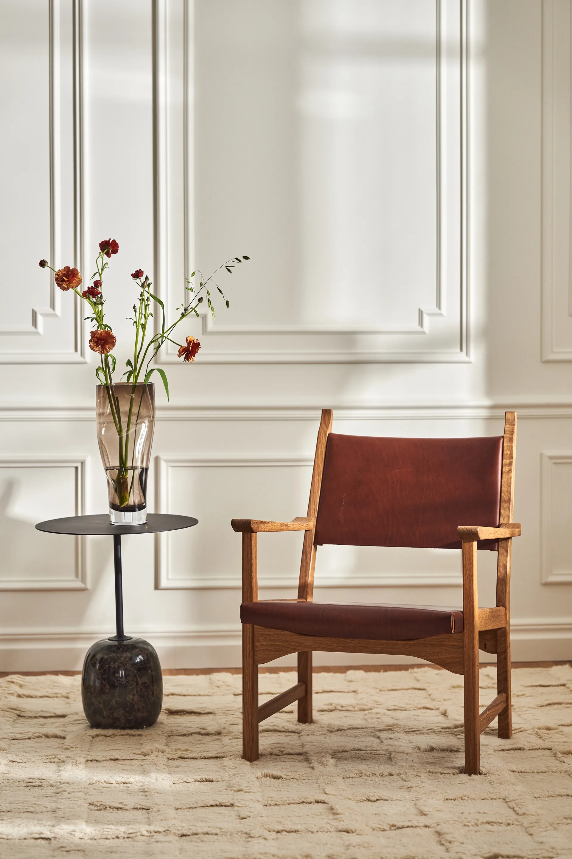 Caryngo fauteuil, Geolied eikenhout-leer roodbruin Swedese