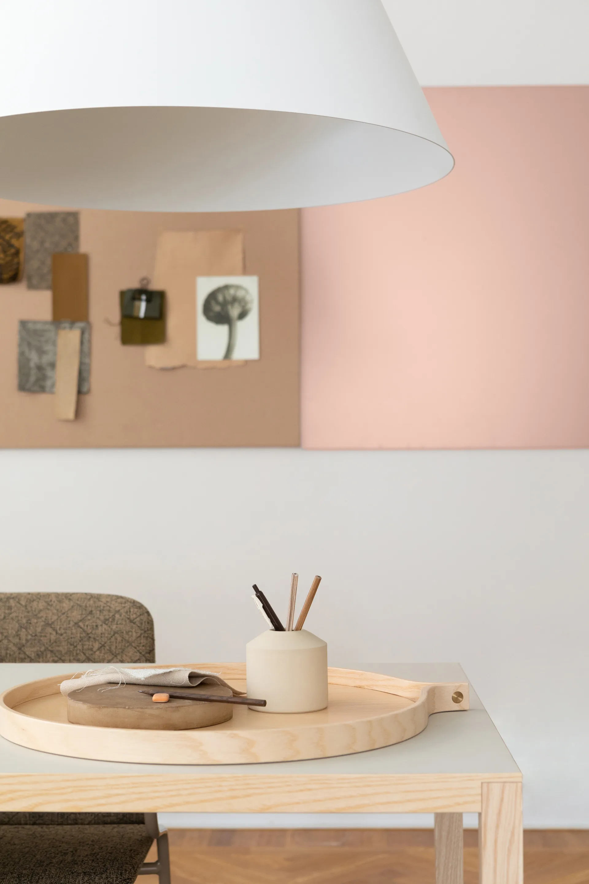 Comma dienblad Ø52 cm, Esp gelakt Swedese