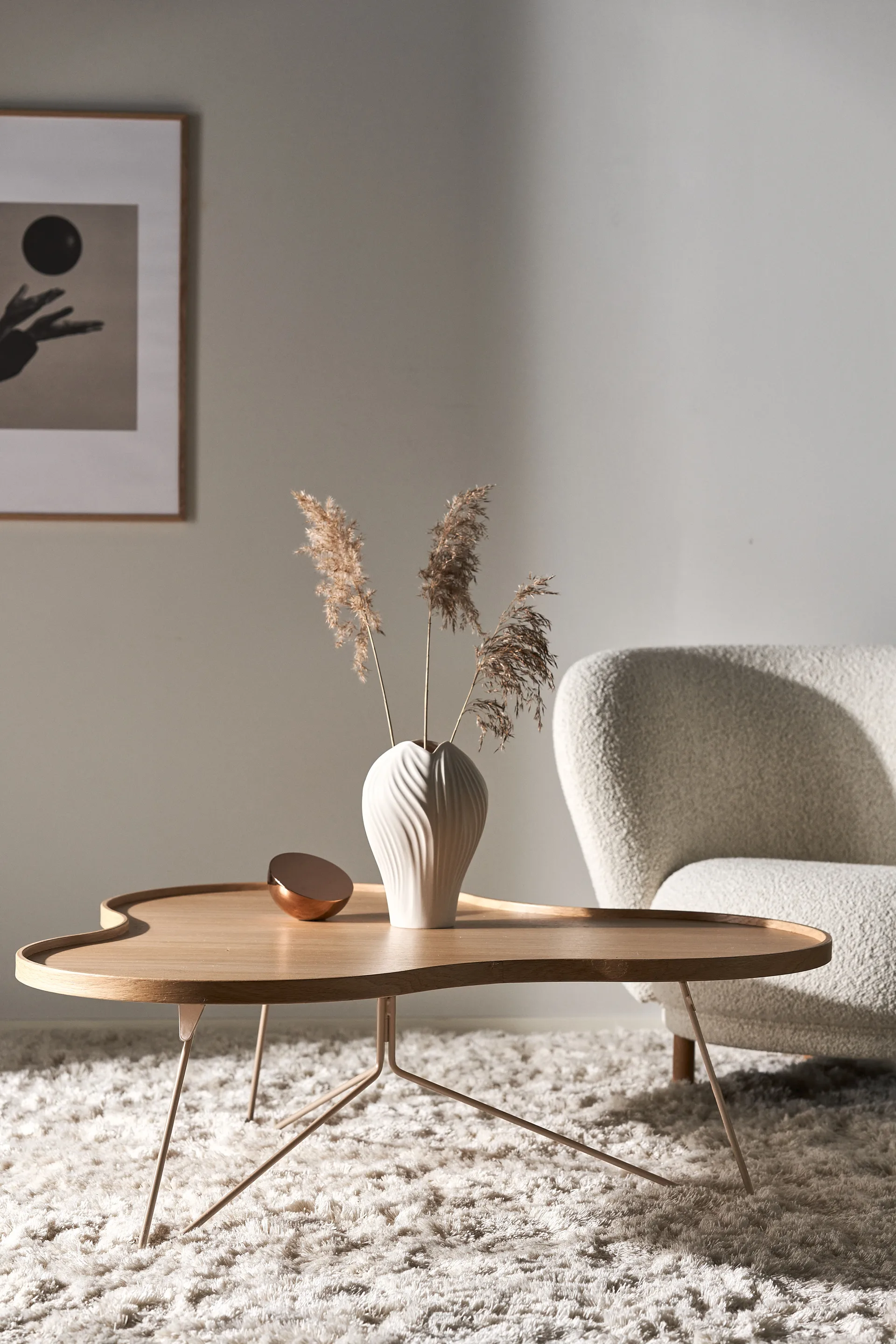 Flower mono tafel 107x114 cm, H: 45 cm, Gelakt eiken-nutmeg (beige) RAL1019 Swedese