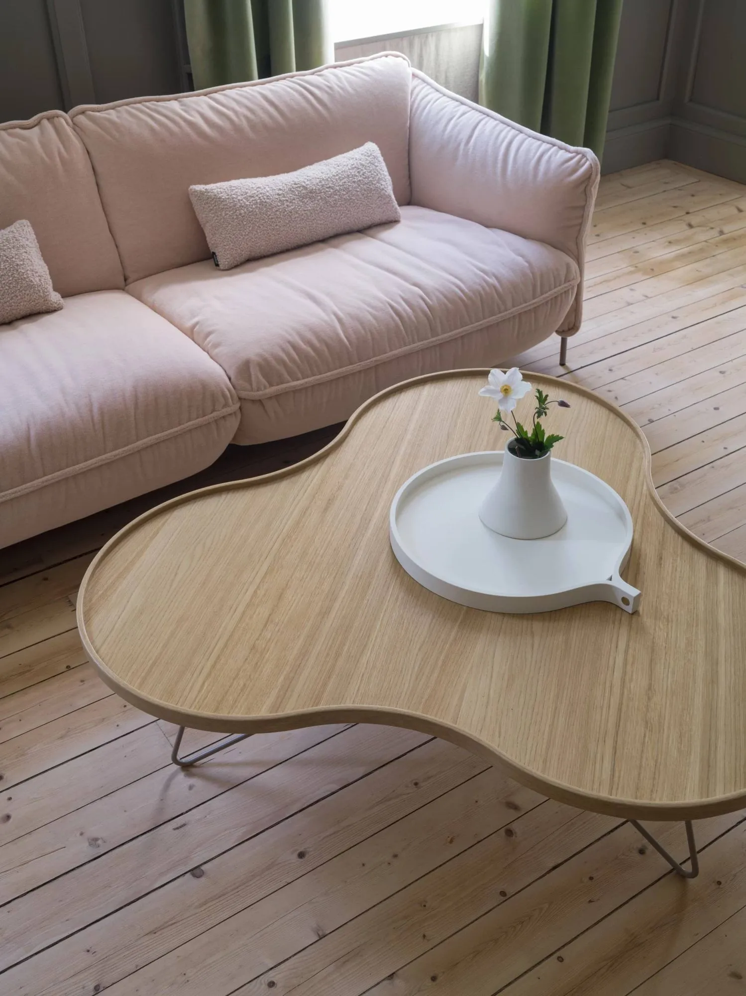 Flower mono tafel 107x114 cm, H: 45 cm, Gelakt eiken-nutmeg (beige) RAL1019 Swedese