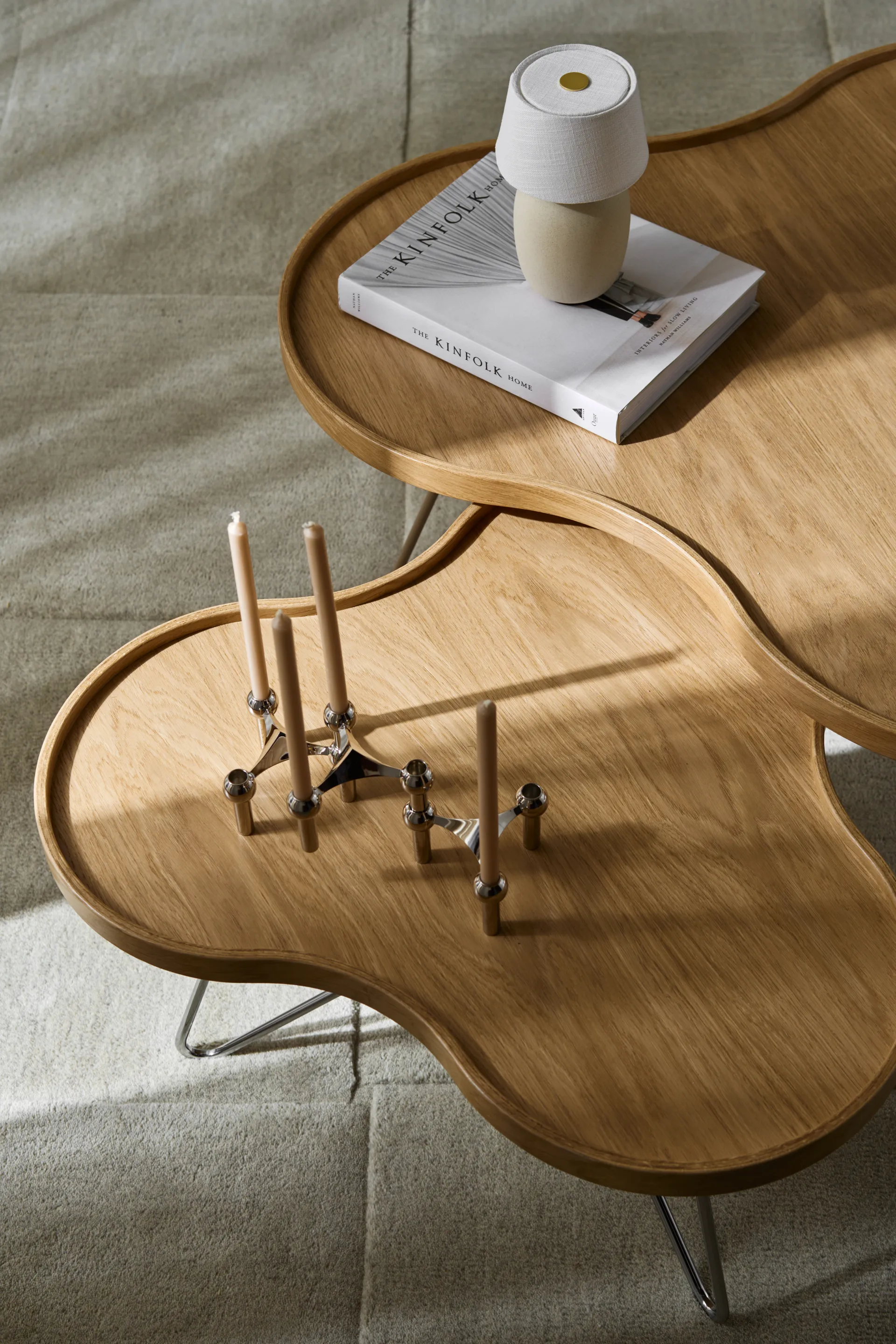 Flower mono tafel 84 x 90cm, H45 Gelakt eiken-nutmeg RAL1019 Swedese