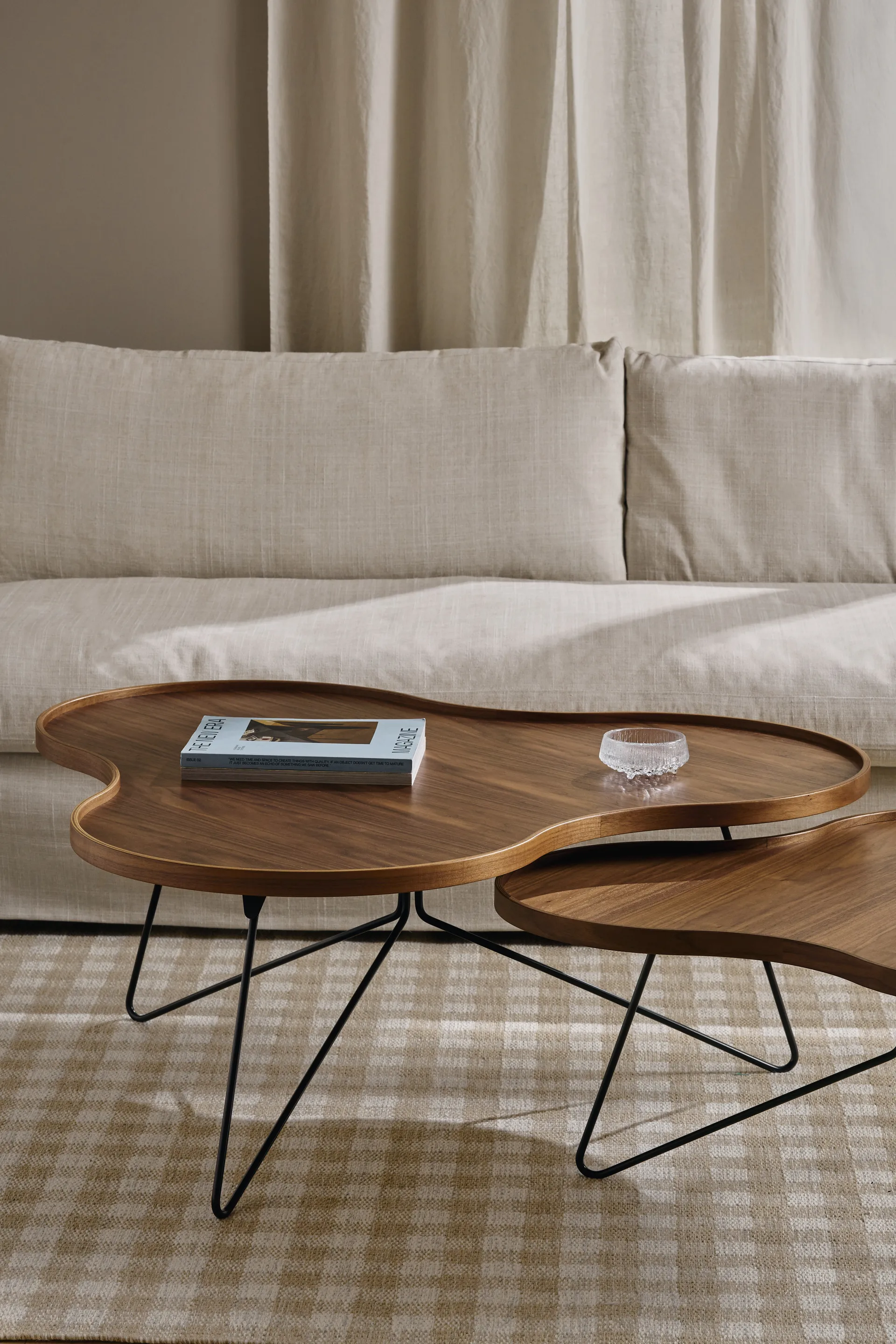 Flower mono Tafel Special Edition 62x66 cm, H39 cm-gelakt walnoot-zwartgelakt staal Swedese