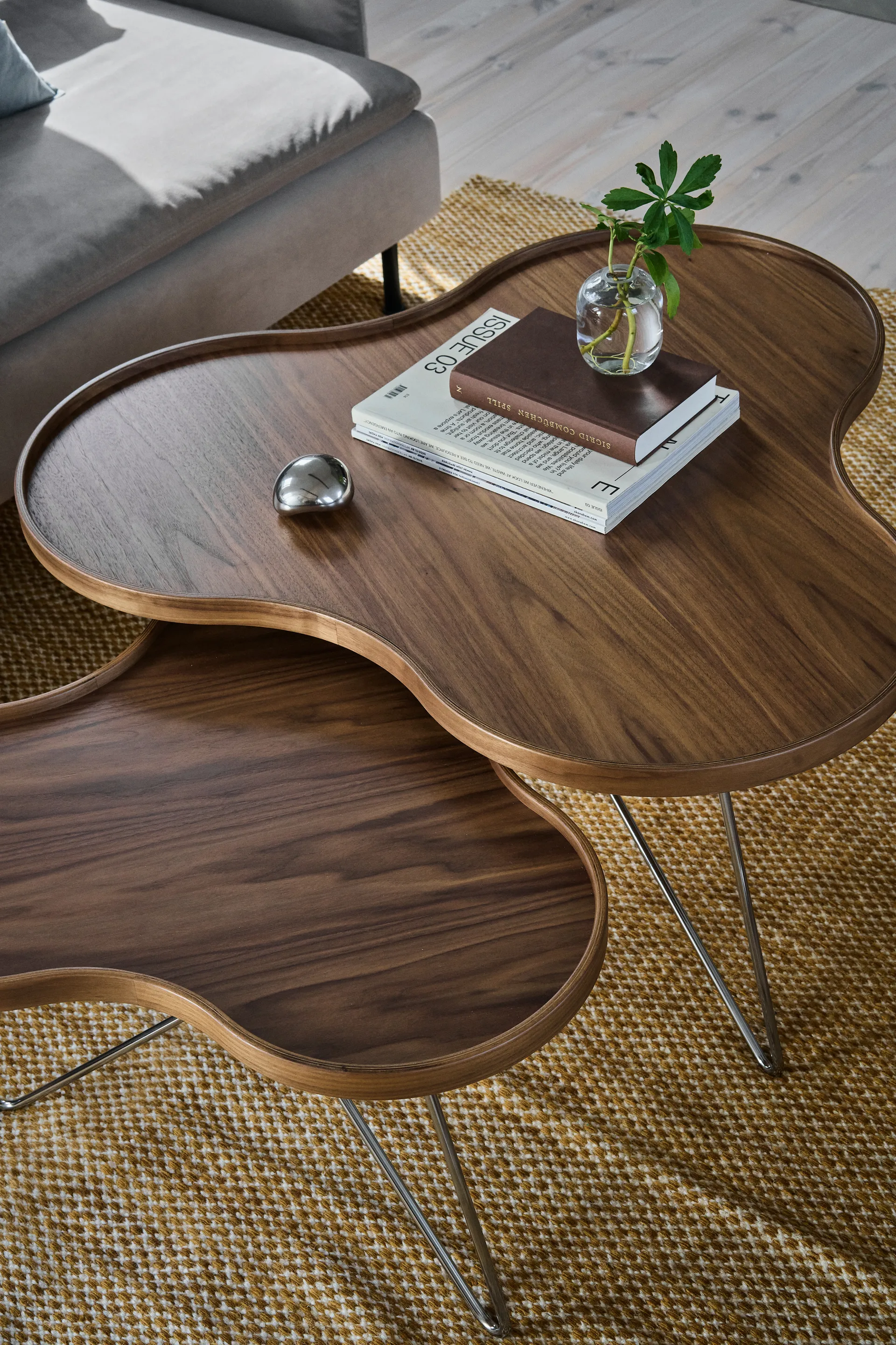 Flower mono Tafel Special Edition 62x66 cm, H39 cm-geverfd walnoot-verchroomd staal Swedese