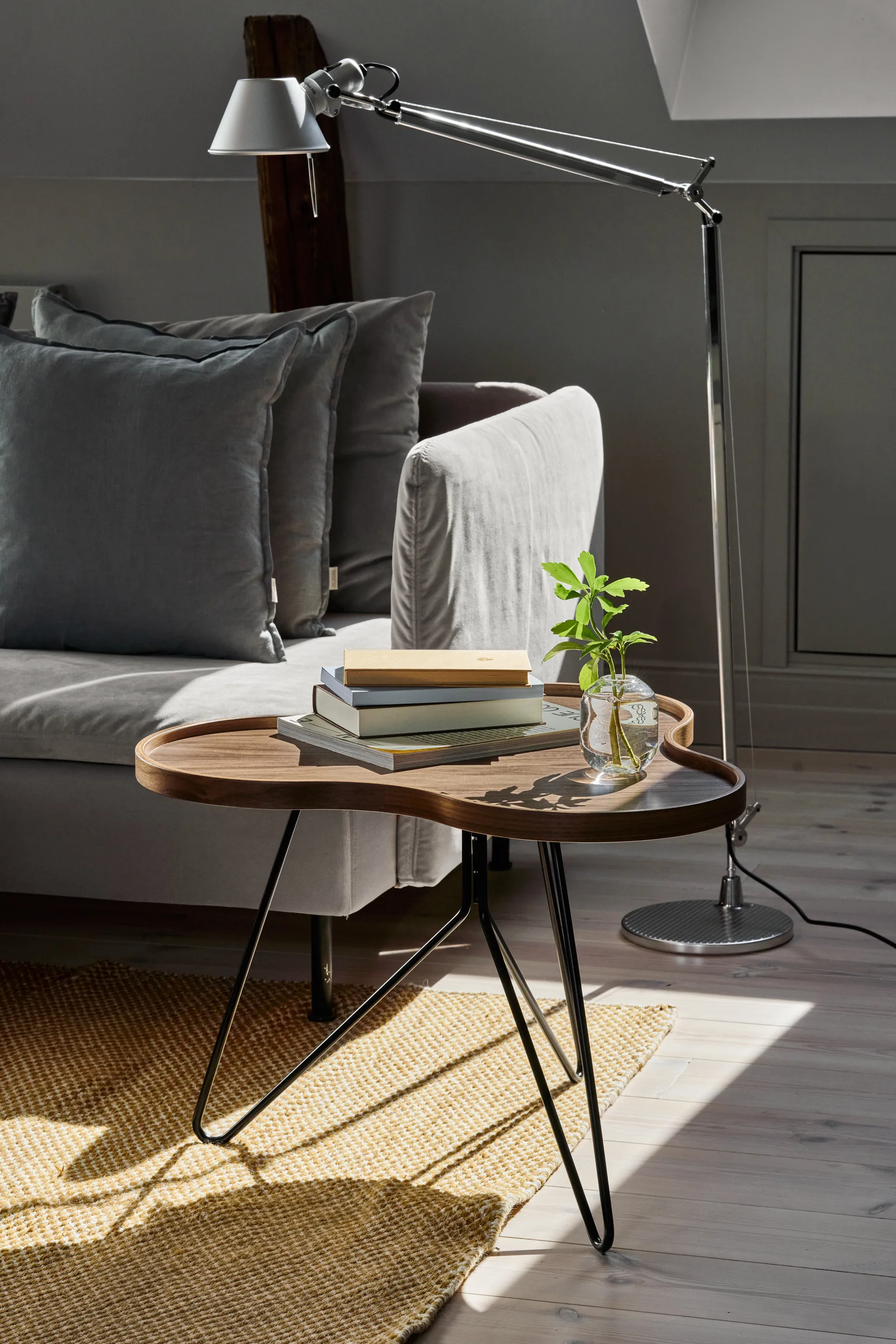 Flower mono Tafel Special Edition 62x66 cm, H45 cm-gelakt notenhout-zwart gelakt staal Swedese