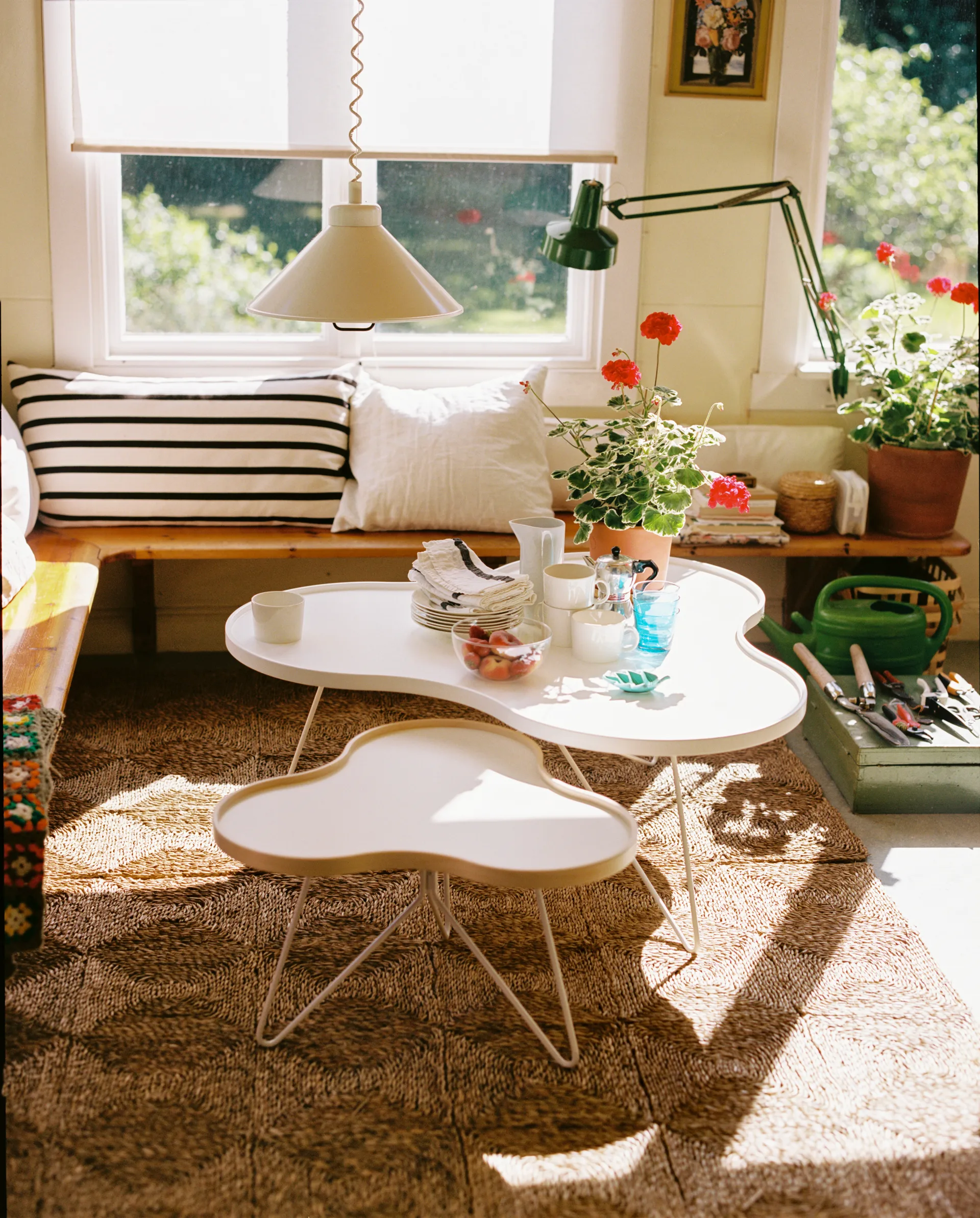 Flower tafel 62 x 66cm, H39 cm Berk gelakt Swedese