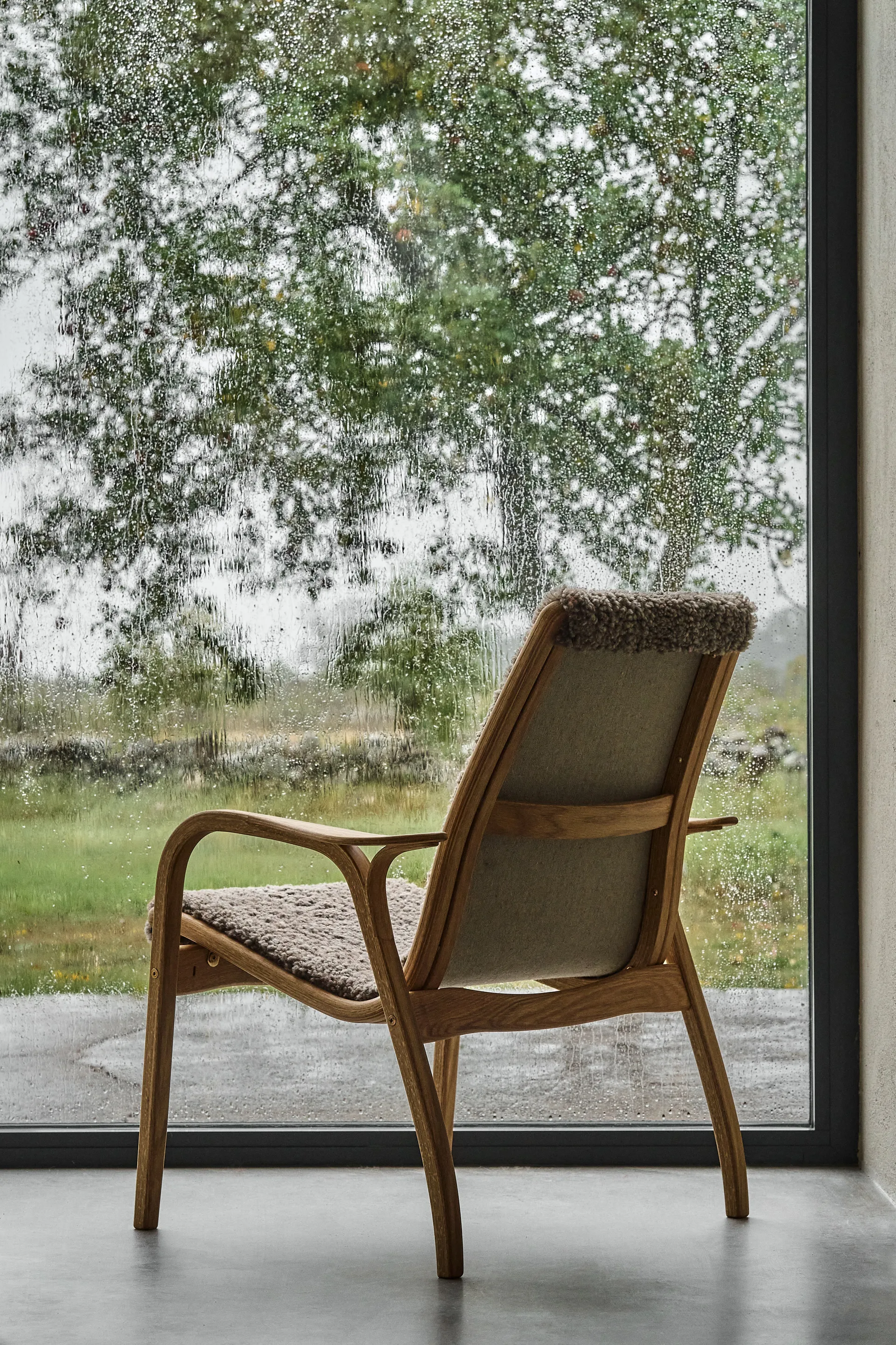 Laminett Fauteuil Eik geolied / schapenvacht, Sahara (nougatbruin) Swedese