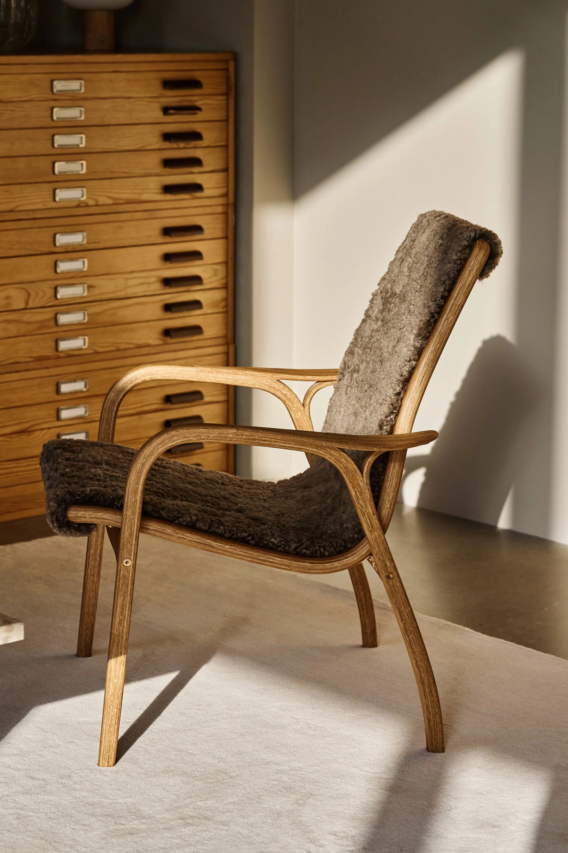 Laminett Fauteuil Eik geolied / schapenvacht, Sahara (nougatbruin) Swedese