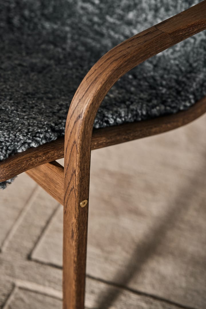 Lamino fauteuil en voetenbank eik/schapenvacht Special Edition, Rubio Monocoat Chocolate-Charcoal Swedese