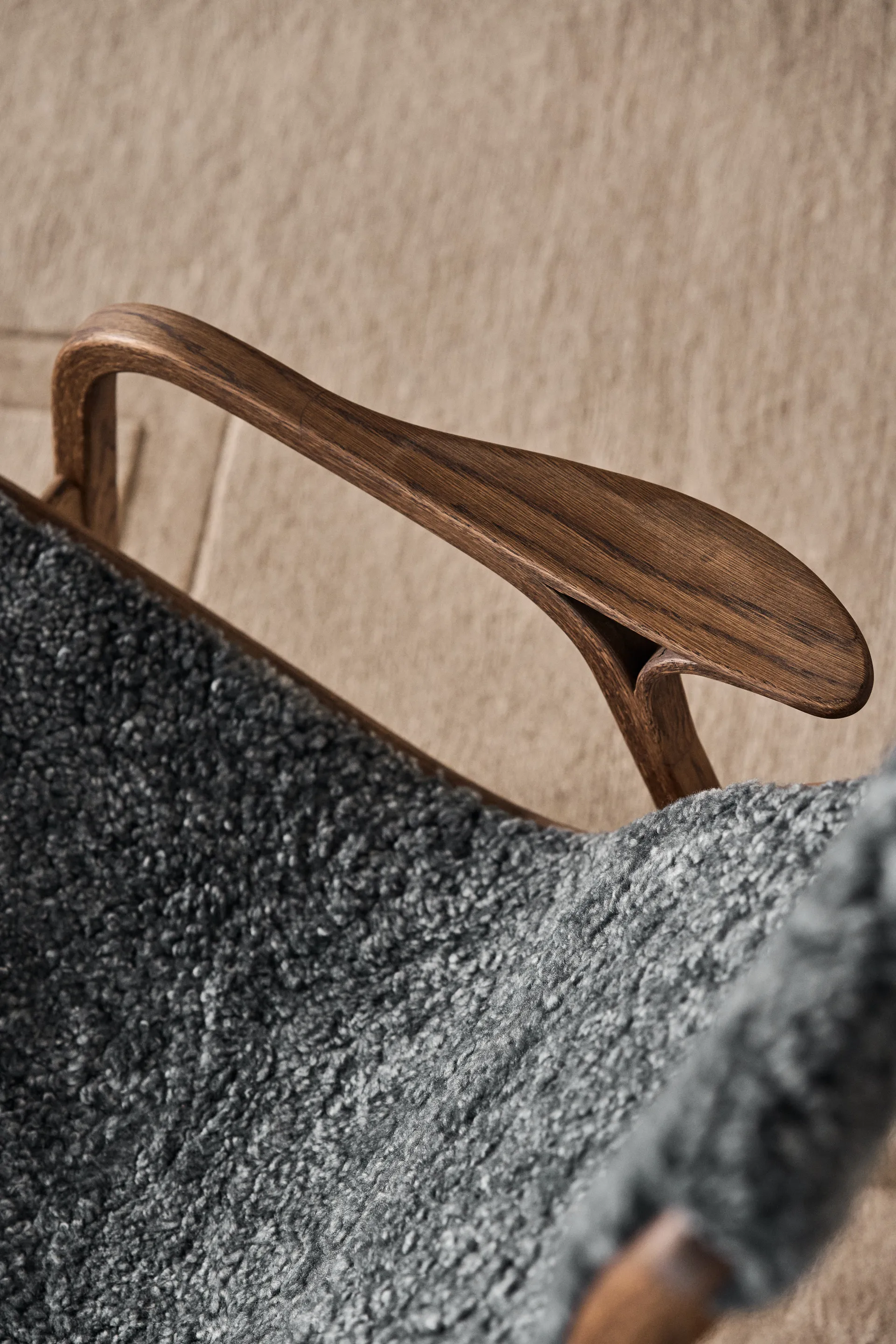 Lamino fauteuil en voetenbank eik/schapenvacht Special Edition, Rubio Monocoat Chocolate-Charcoal Swedese