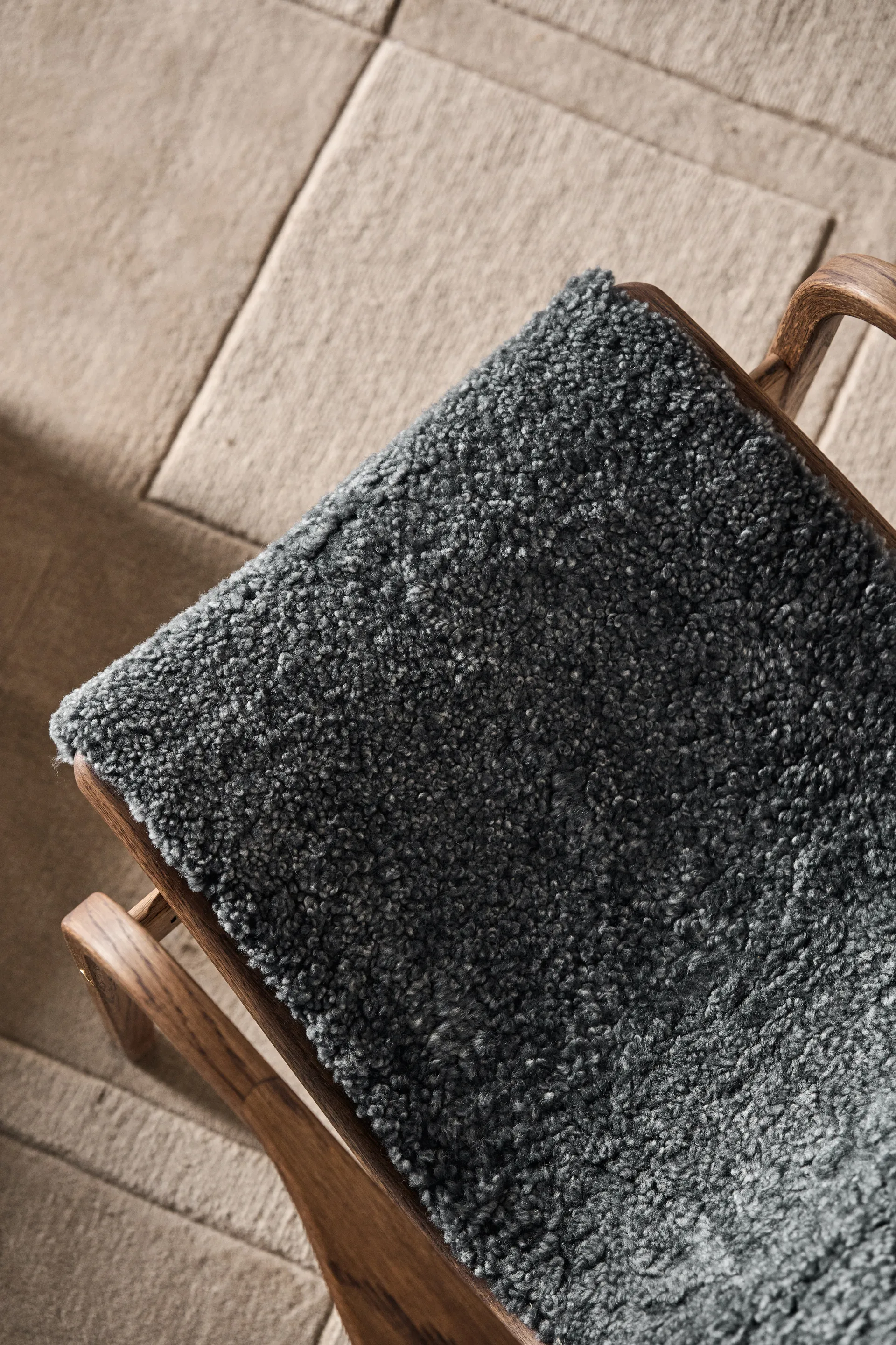 Lamino fauteuil en voetenbank eik/schapenvacht Special Edition, Rubio Monocoat Chocolate-Charcoal Swedese