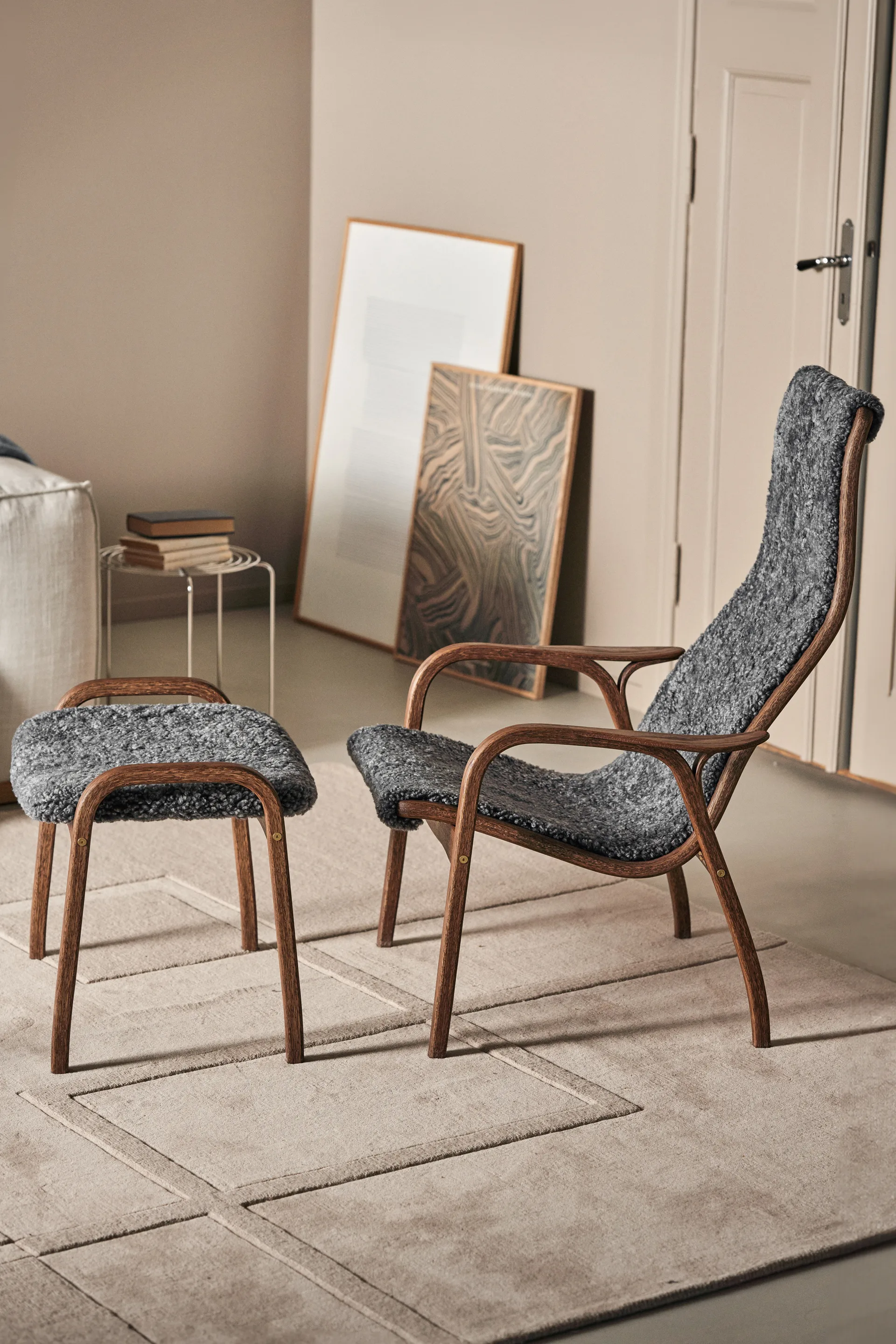 Lamino fauteuil en voetenbank eik/schapenvacht Special Edition, Rubio Monocoat Chocolate-Charcoal Swedese
