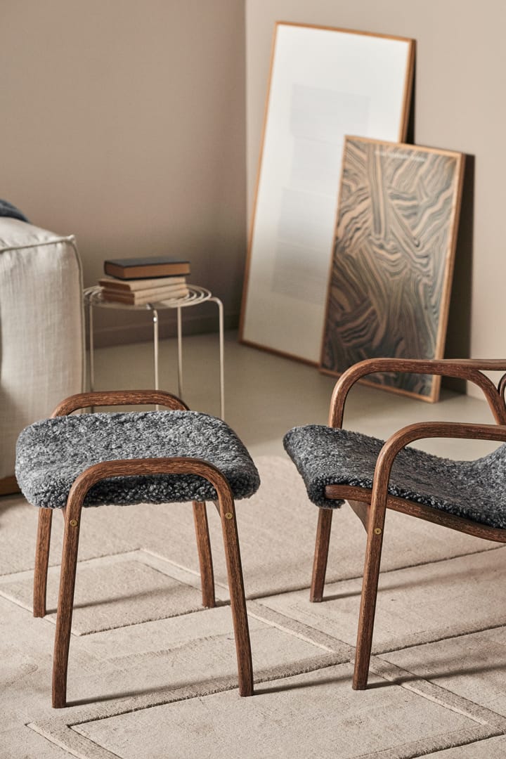 Lamino fauteuil en voetenbank eik/schapenvacht Special Edition, Rubio Monocoat Chocolate-Charcoal Swedese
