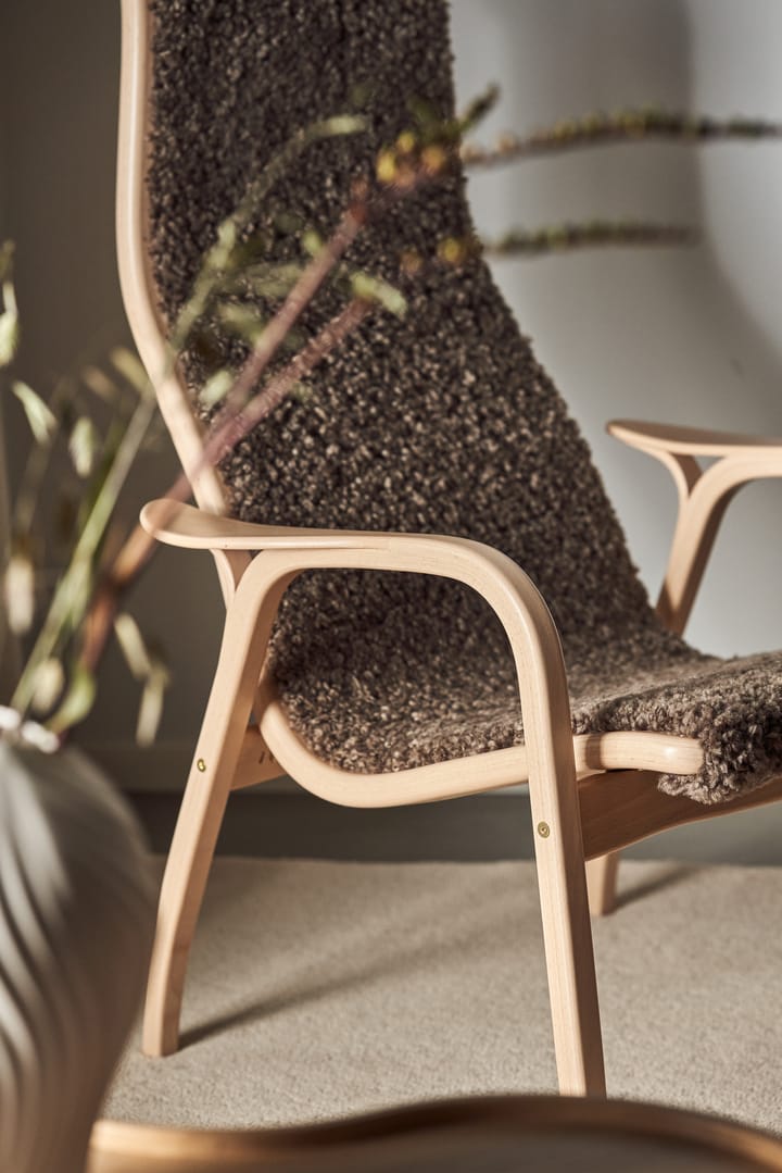 Lamino fauteuil en voetenbankje gelakt beuken/schapenvacht, Sahara (nogabruin) Swedese