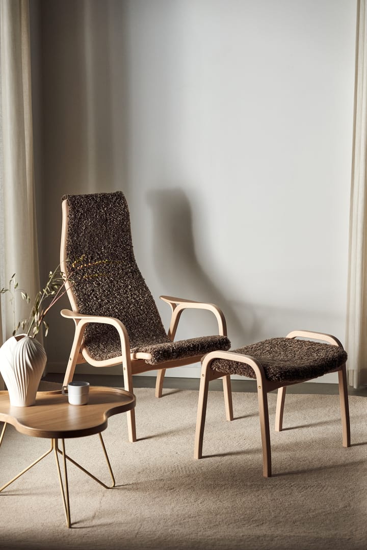 Lamino fauteuil en voetenbankje gelakt beuken/schapenvacht, Sahara (nogabruin) Swedese