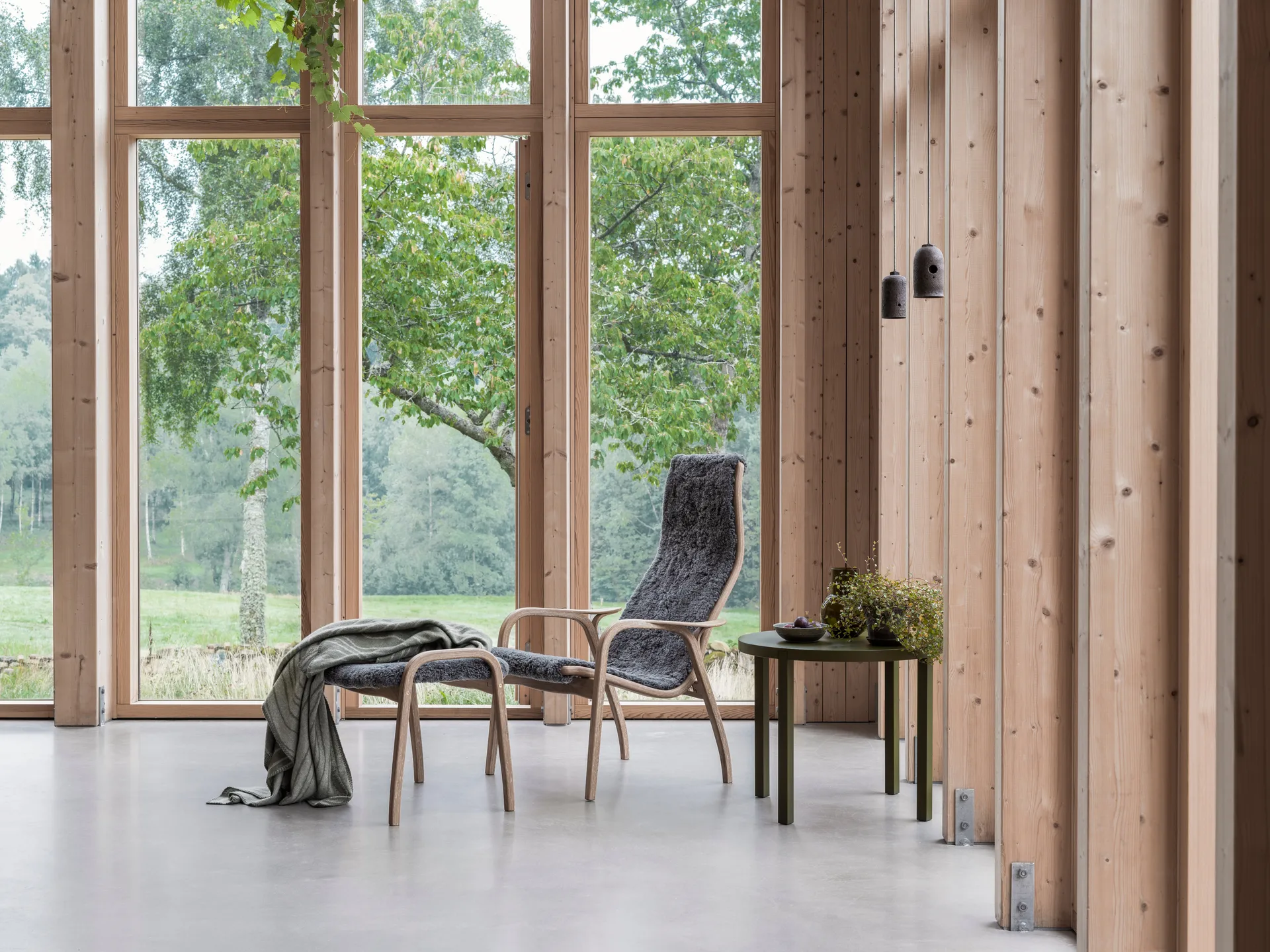 Lamino fauteuil en voetenbankje geolied eiken/schapenvacht, Moonlight (beige) Swedese