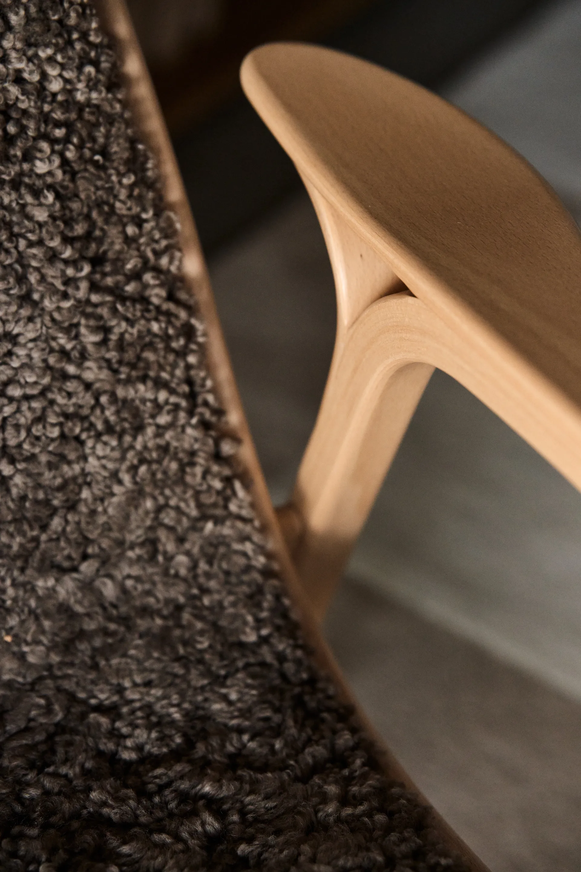 Lamino fauteuil gelakt beuken/schapenvacht, Sahara (nougatbruin) Swedese