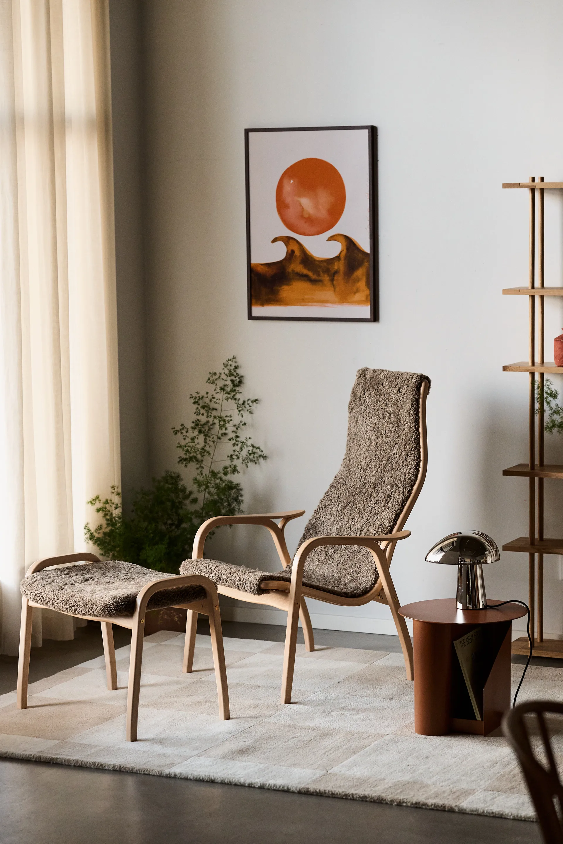 Lamino fauteuil gelakt beuken/schapenvacht, Sahara (nougatbruin) Swedese