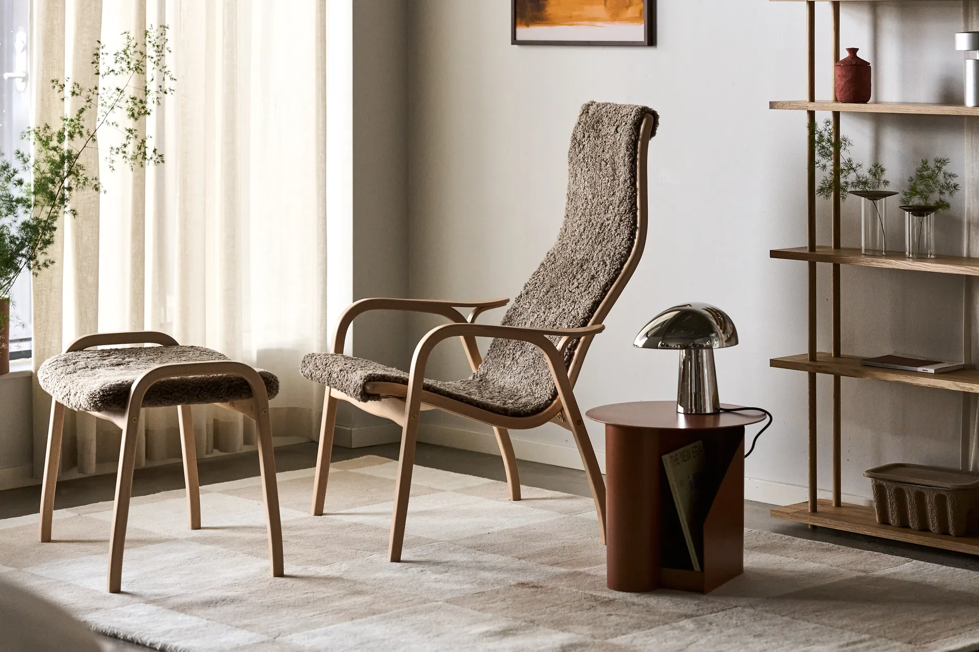 Lamino fauteuil gelakt beuken/schapenvacht, Sahara (nougatbruin) Swedese
