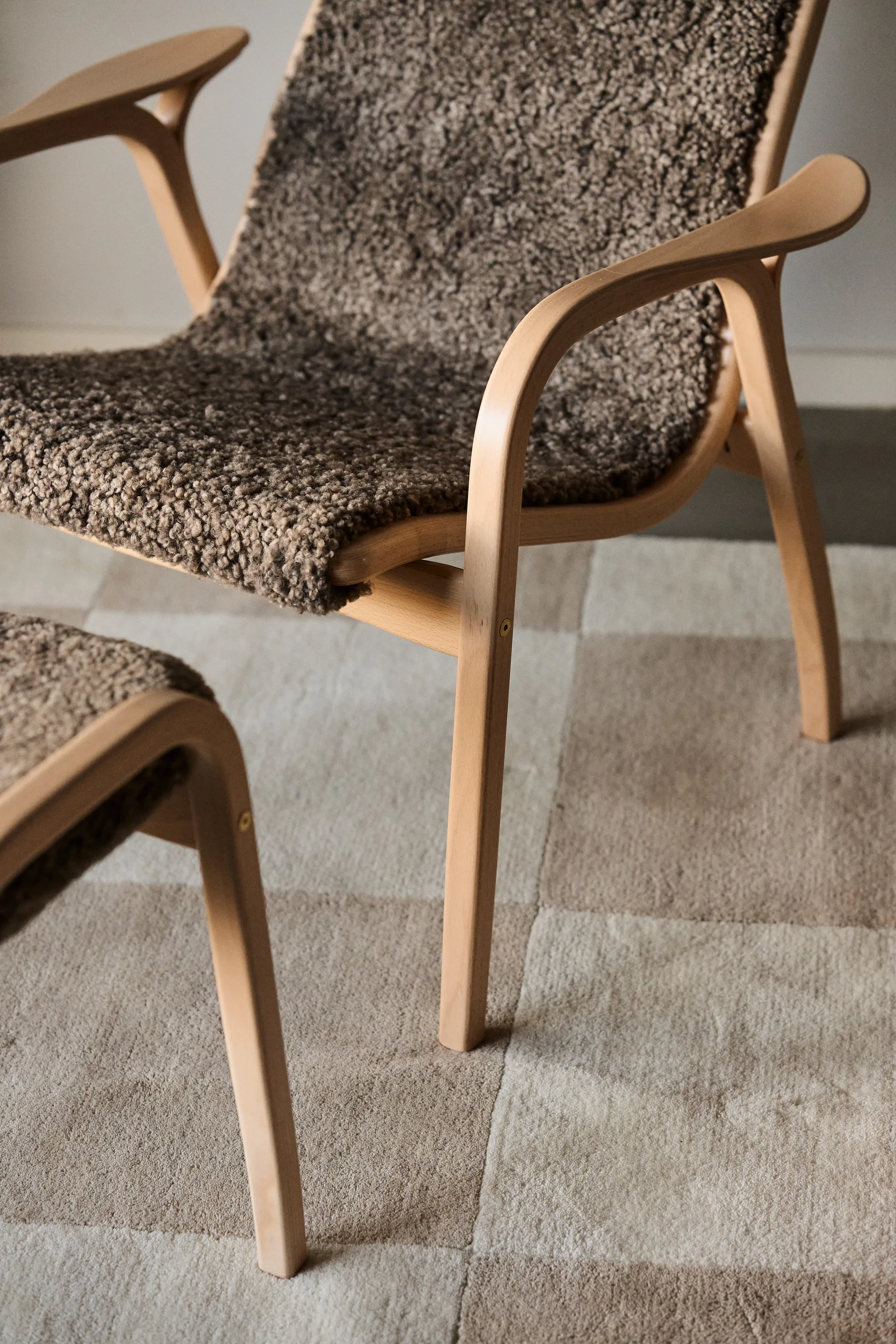 Lamino fauteuil gelakt beuken/schapenvacht, Sahara (nougatbruin) Swedese