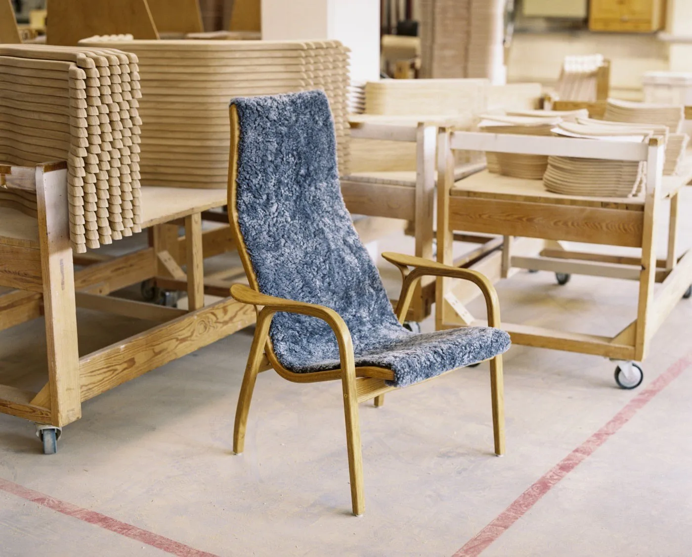 Lamino Fauteuil gelakt Beuk/schapenvacht, Charcoal (donkergrijs) Swedese