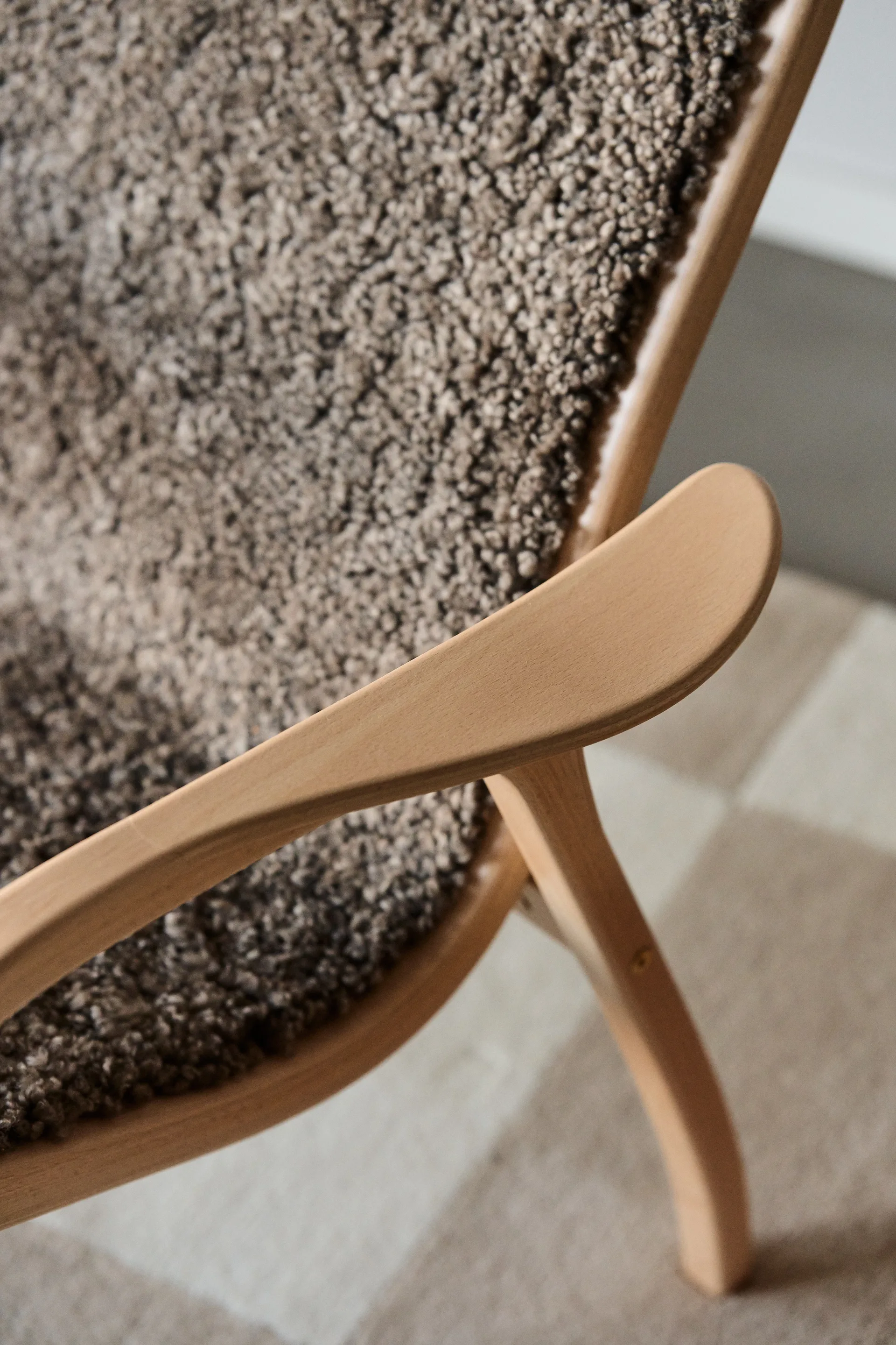 Lamino Fauteuil gelakt Beuk/schapenvacht, Sahara (nougat bruin) Swedese