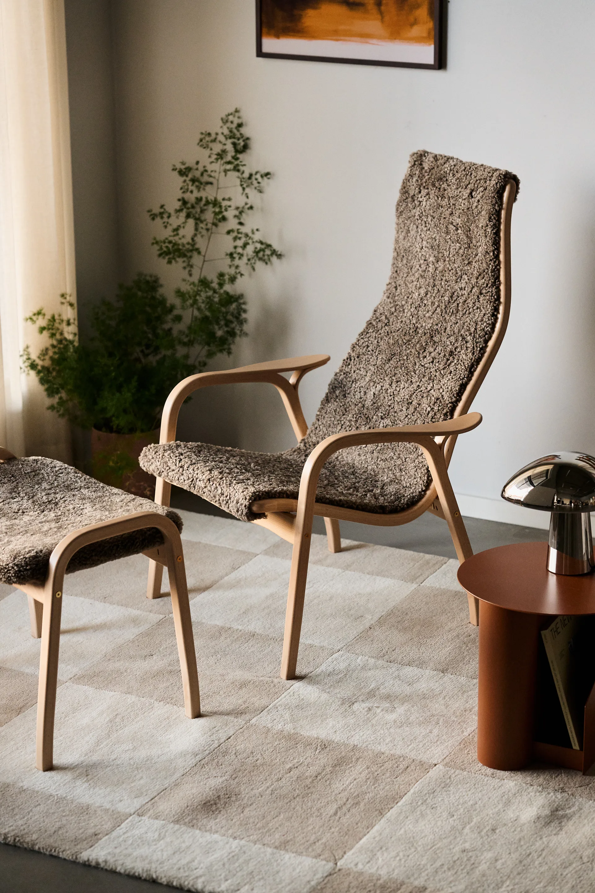 Lamino Fauteuil gelakt Beuk/schapenvacht, Sahara (nougat bruin) Swedese