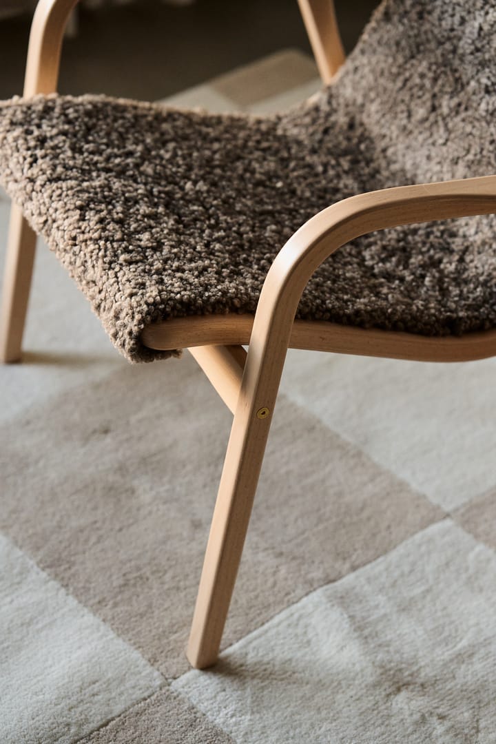 Lamino Fauteuil gelakt Beuk/schapenvacht, Sahara (nougat bruin) Swedese
