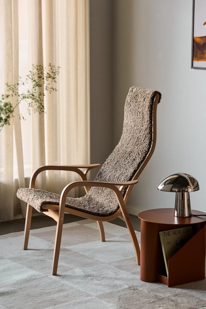 Lamino Fauteuil gelakt Beuk/schapenvacht, Sahara (nougat bruin) Swedese