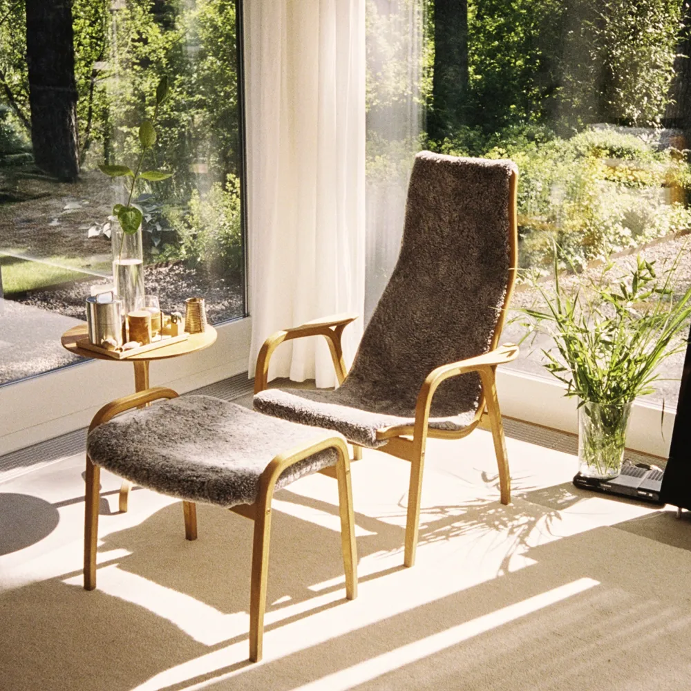 Lamino Fauteuil, schapenvacht sahara, gelakt walnoothout Swedese