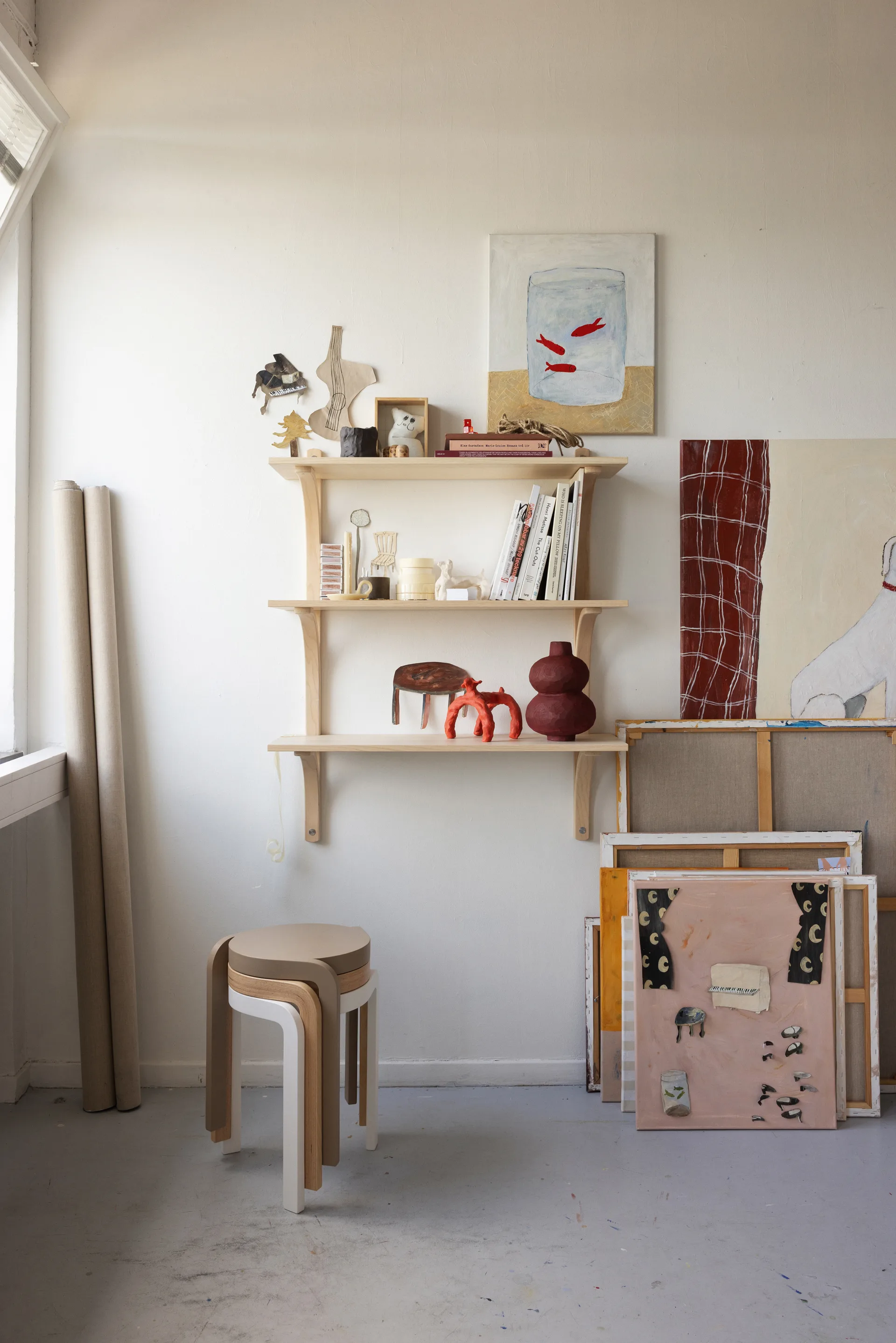 Levi wandplank, Witgepigmenteerd essenhout-roestvrijstaal,2 planken,90 cm Swedese