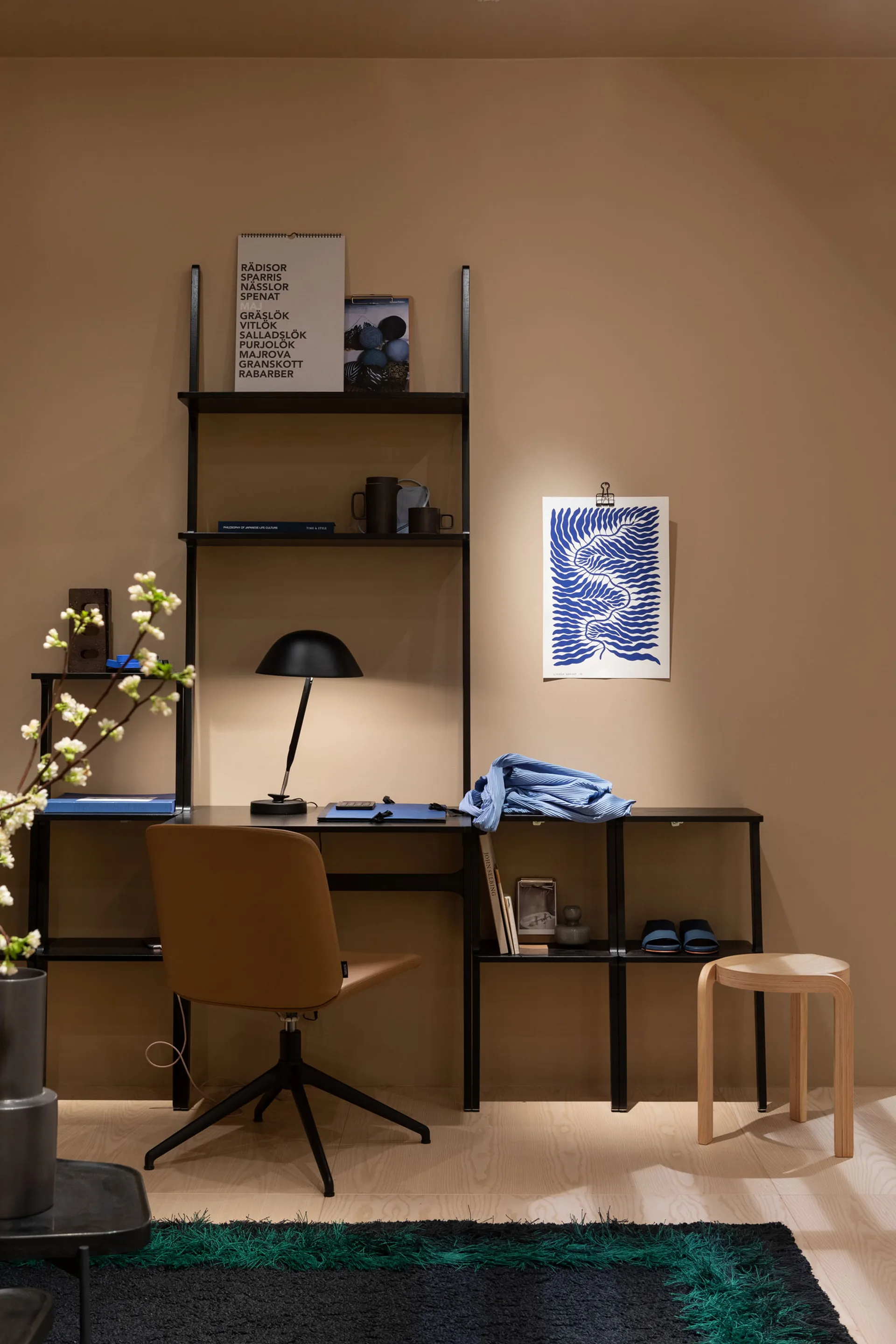 Libri bureau, Essenhout gelakt nutmeg Swedese