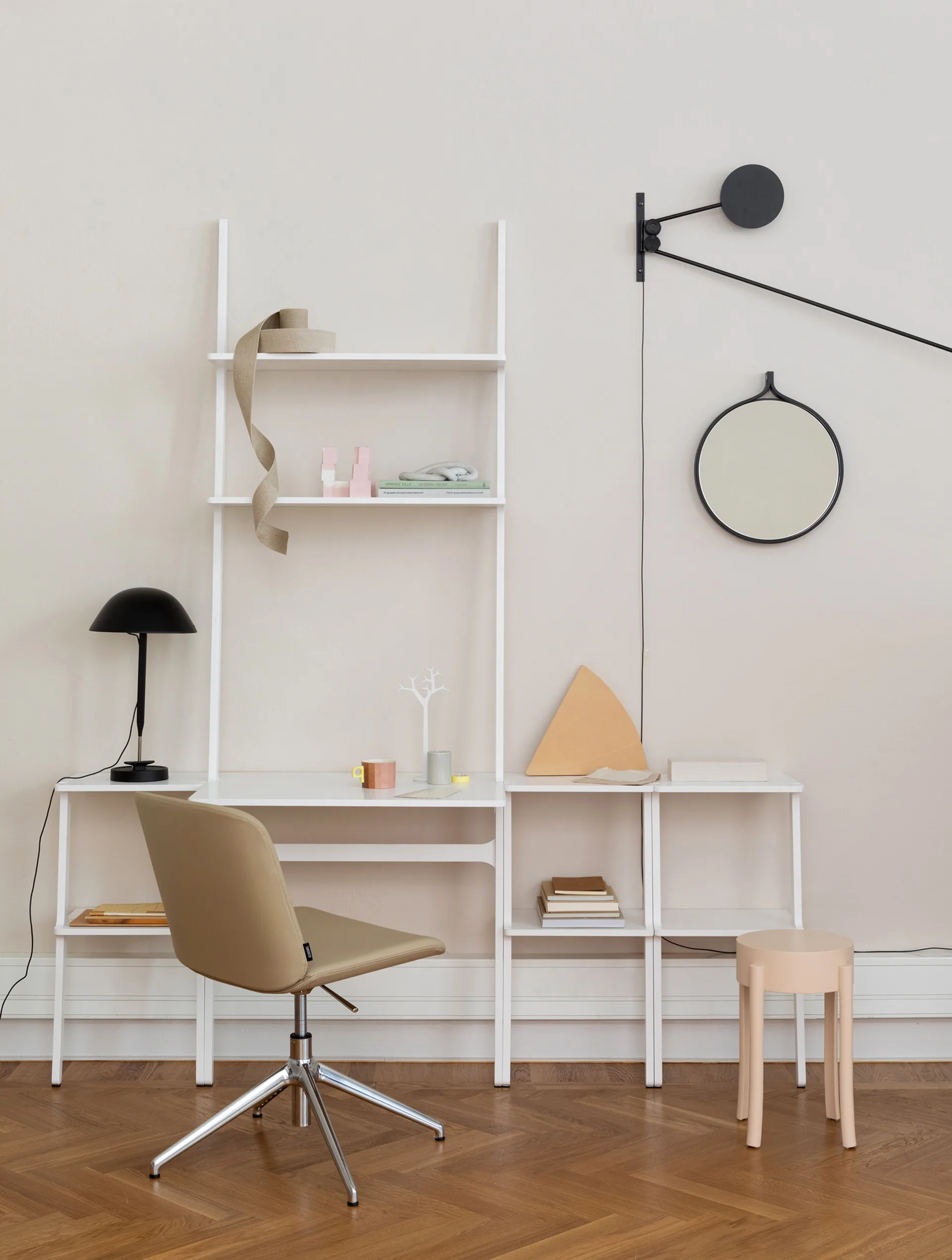 Libri rek 2 planken, Essenhout gelakt nutmeg Swedese