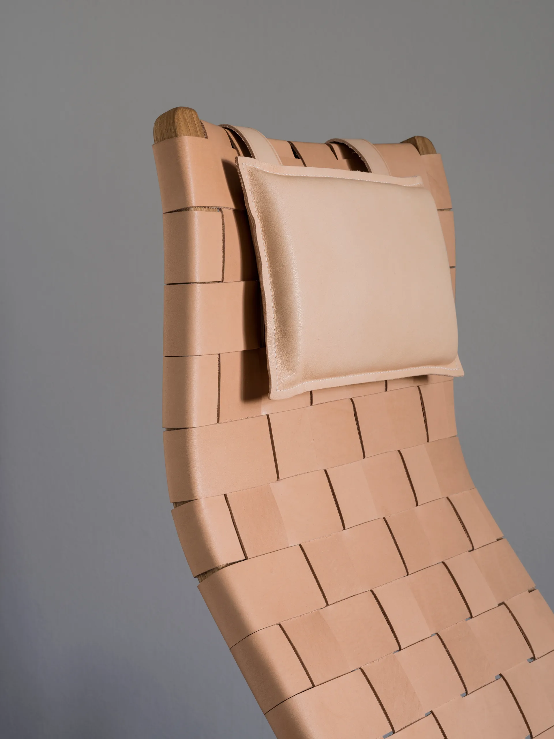 Primo fauteuil hoog met nekkussen geolied eikenhout, Leren banden bruinrood Swedese