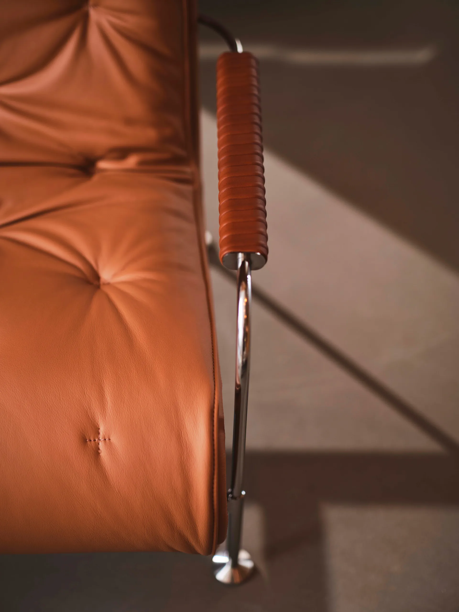 Serpentine fauteuil, Leer Elmo Soft donkerbruin-Tärnsjö Tobacco Swedese