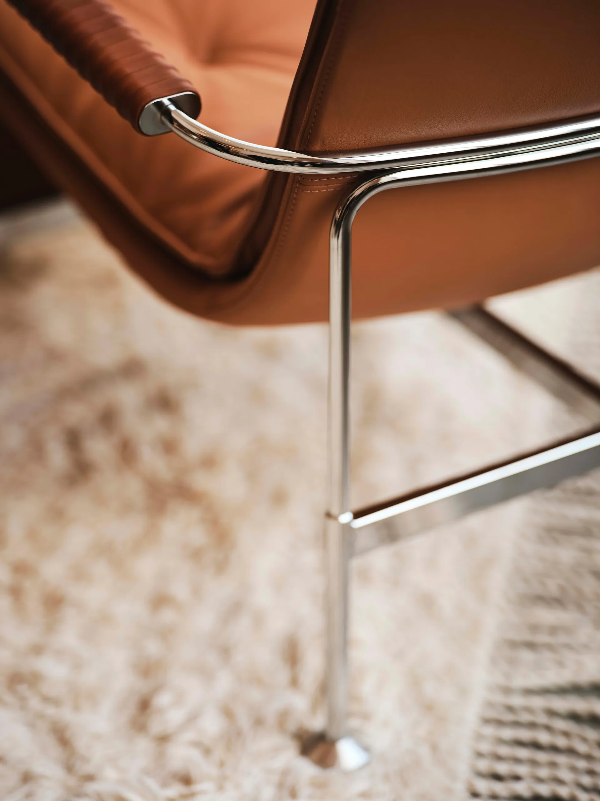 Serpentine fauteuil, Leer Elmo Soft lichtbruin-chroom-Tärnsjö Cognac Swedese