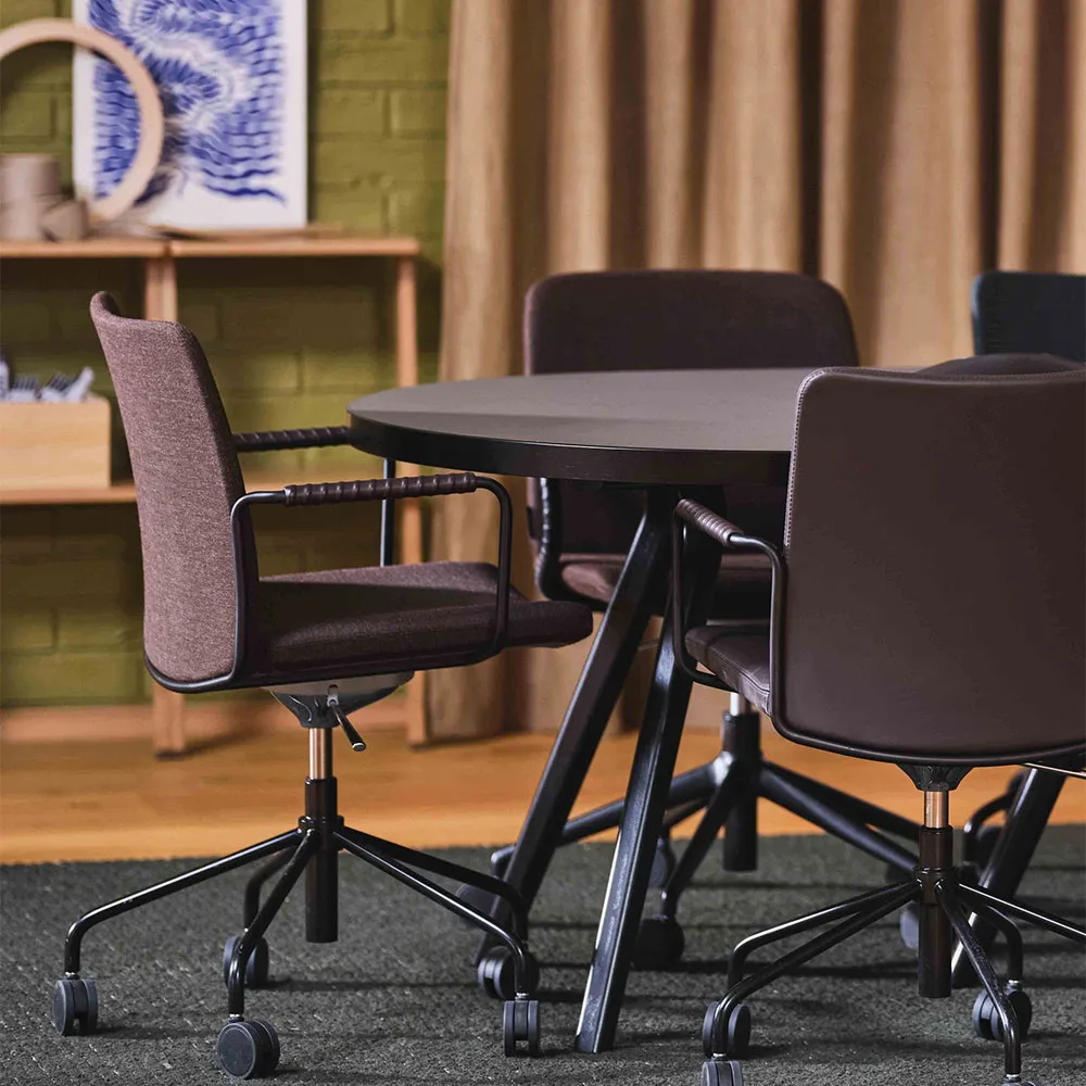 Stella bureaustoel in hoogte verstelbaar, leer elmosoft 33004 bruin, chroom, geen vering in rugleuning Swedese