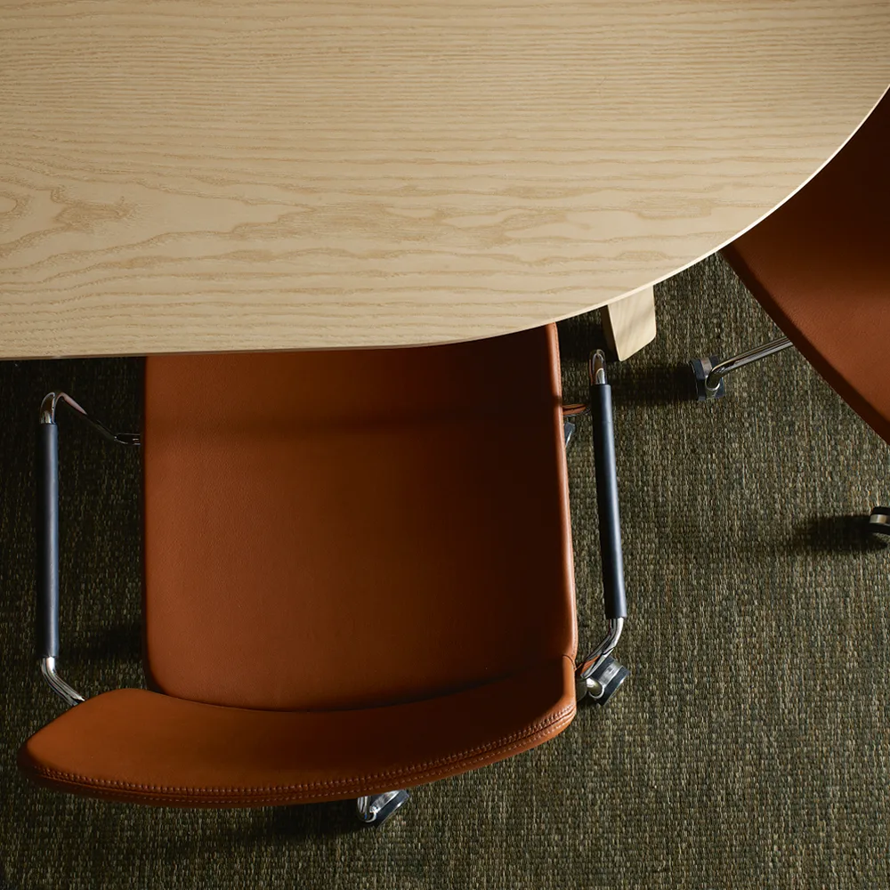 Stella bureaustoel in hoogte verstelbaar, leer elmosoft 33004 bruin, chroom, geen vering in rugleuning Swedese