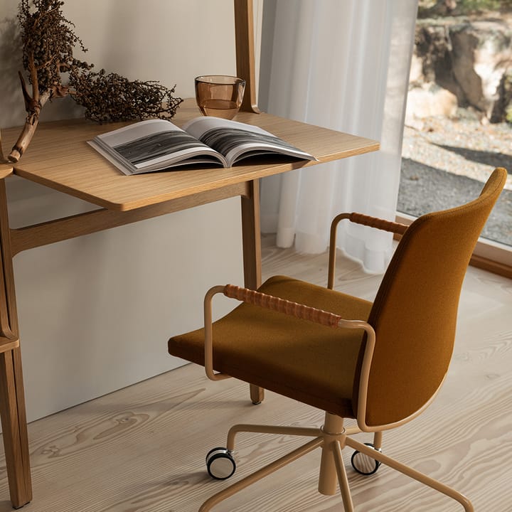Stella bureaustoel kan omhoog/omlaag zonder te kantelen - leer elmosoft 99999 zwart, verchroomd onderstel, met leer beklede armleuningen, veerkrachtige rugleuning - Swedese