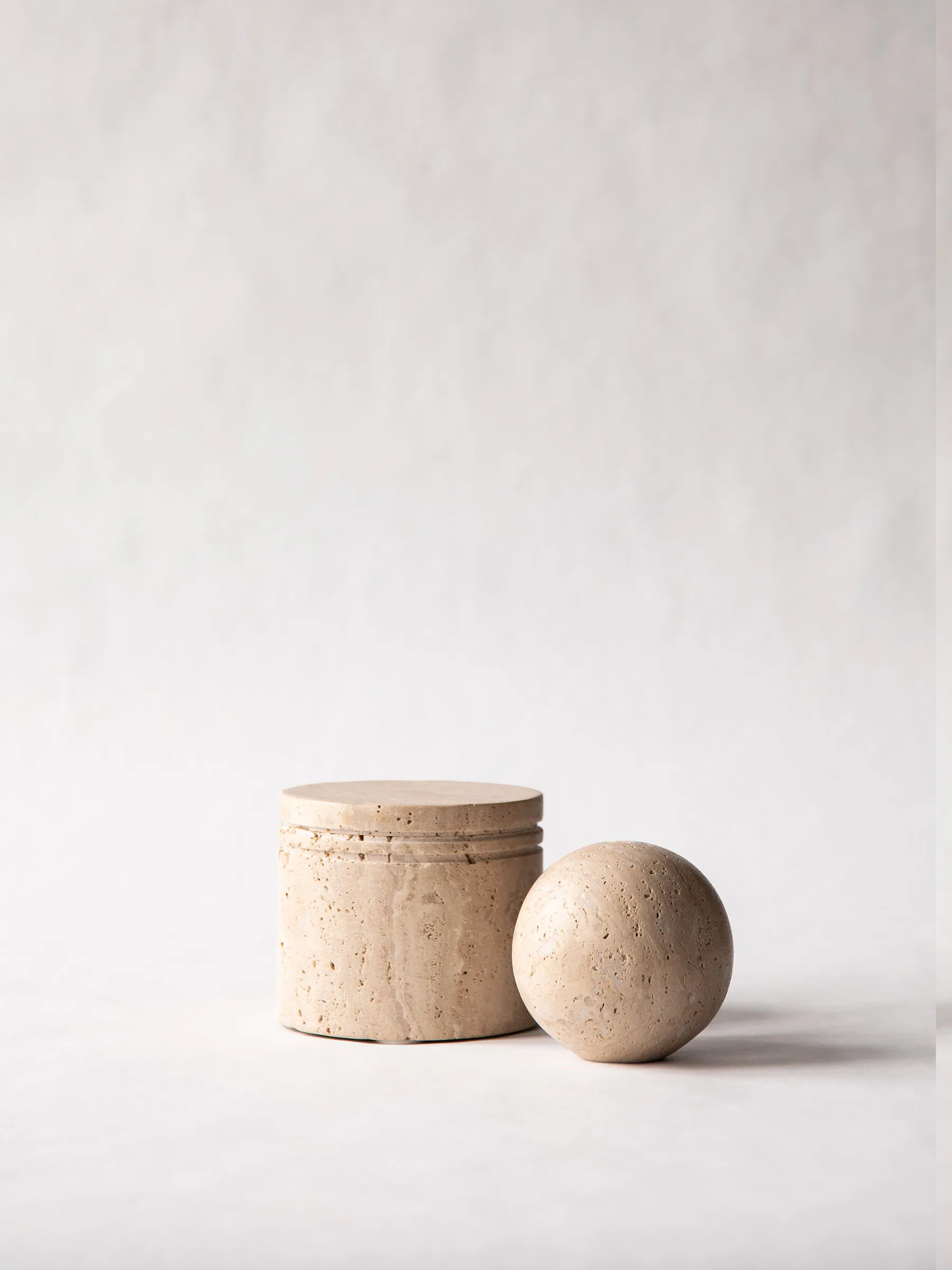 Travertijn pot met deksel, Ø13 cm Tell Me More