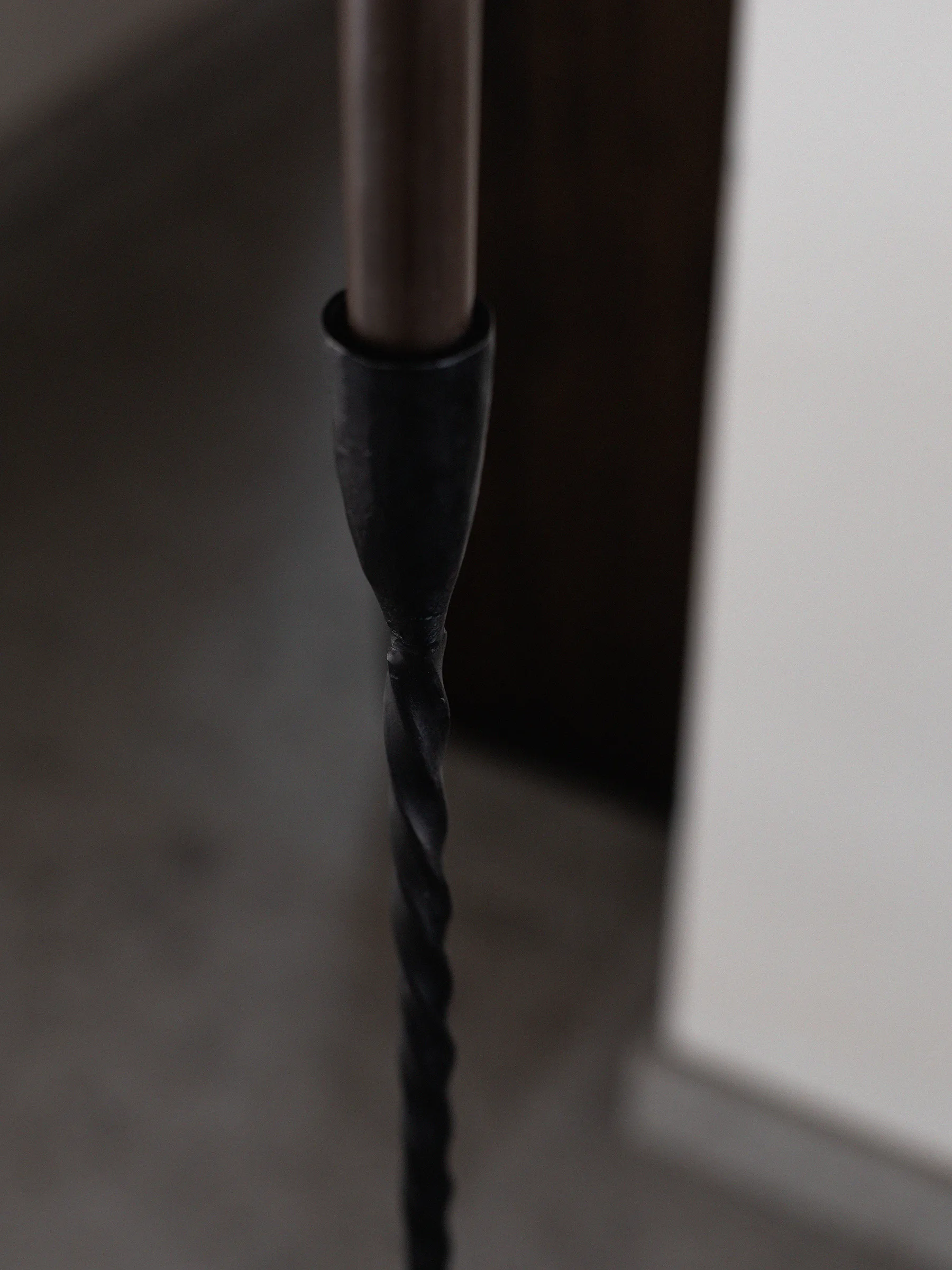 Twist vloerkandelaar 80 cm, Zwart Tell Me More