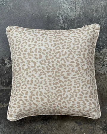 Norell sierkussen - Leopard beige-off white, 50x50 cm - Tinted